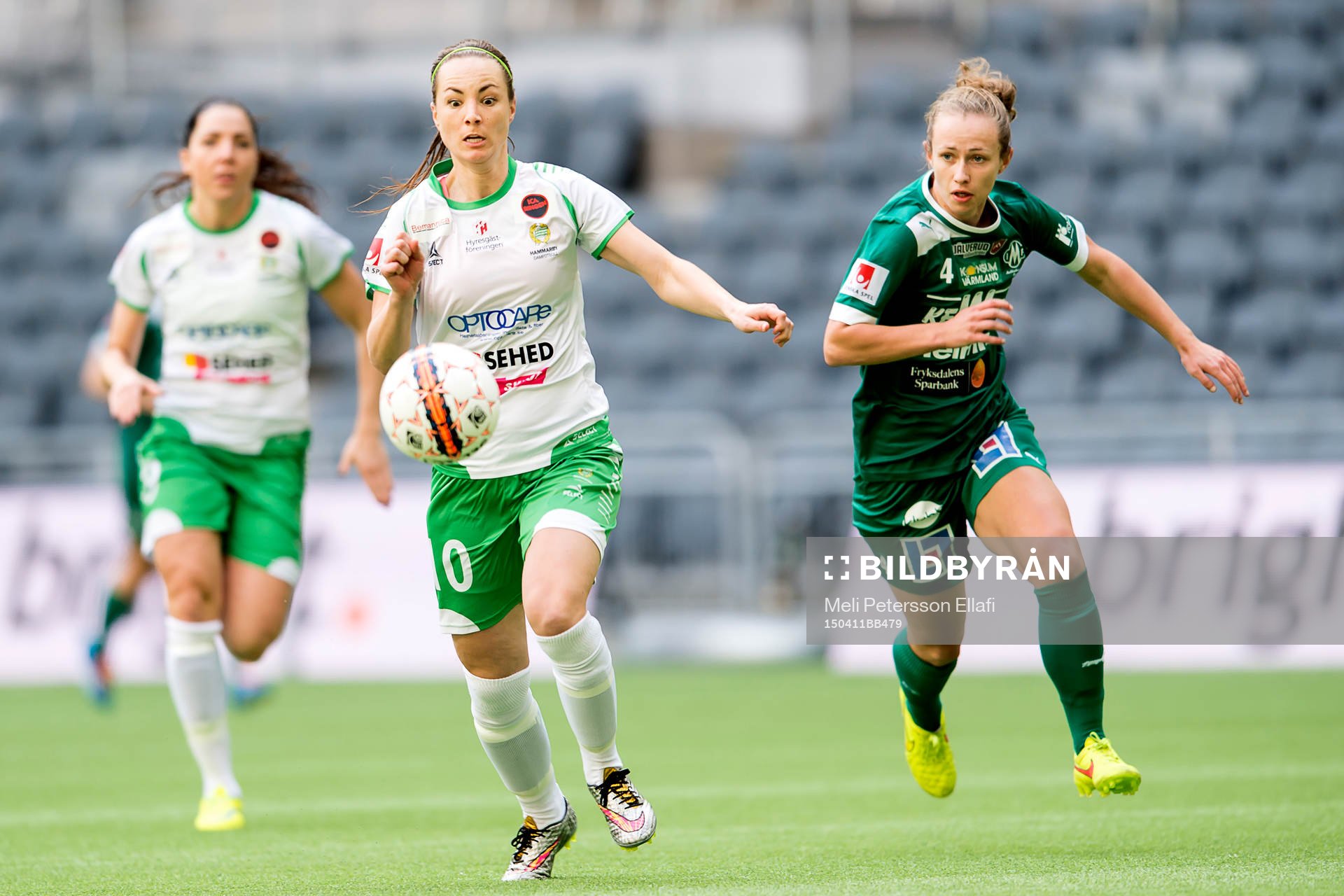 Hammarbys Elina Johansson och Mallbackens Eilish McSorley under fotbollsmatchen i Damallsvenskan mellan Hammarby och Mallbacken den 11 april 2015 i Stockholm.
