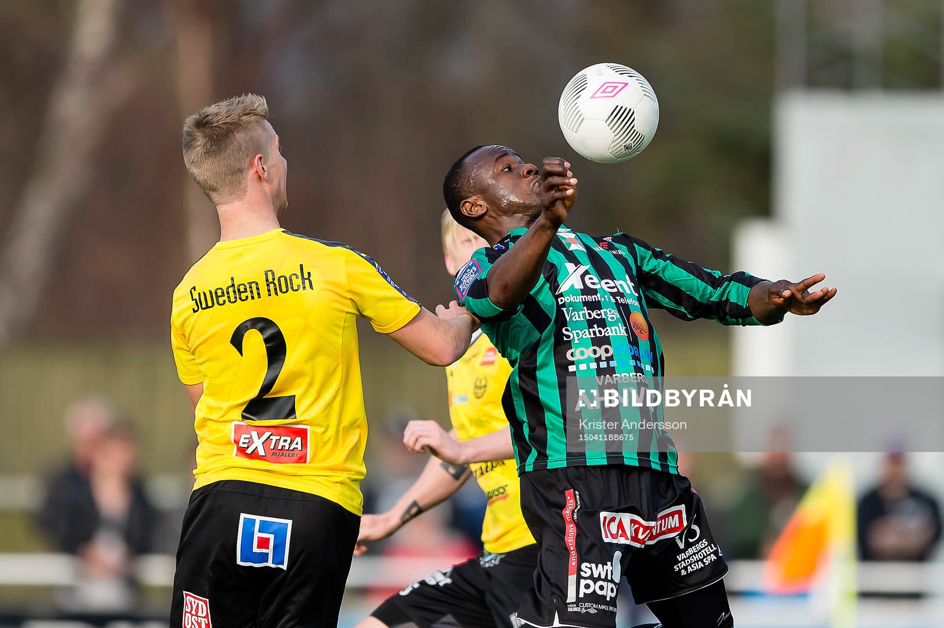 Varbergs Nsima Peter tar ner bollen under fotbollsmatchen i Superettan mellan Varberg och Mjällby den 11 april 2015 i Varberg.