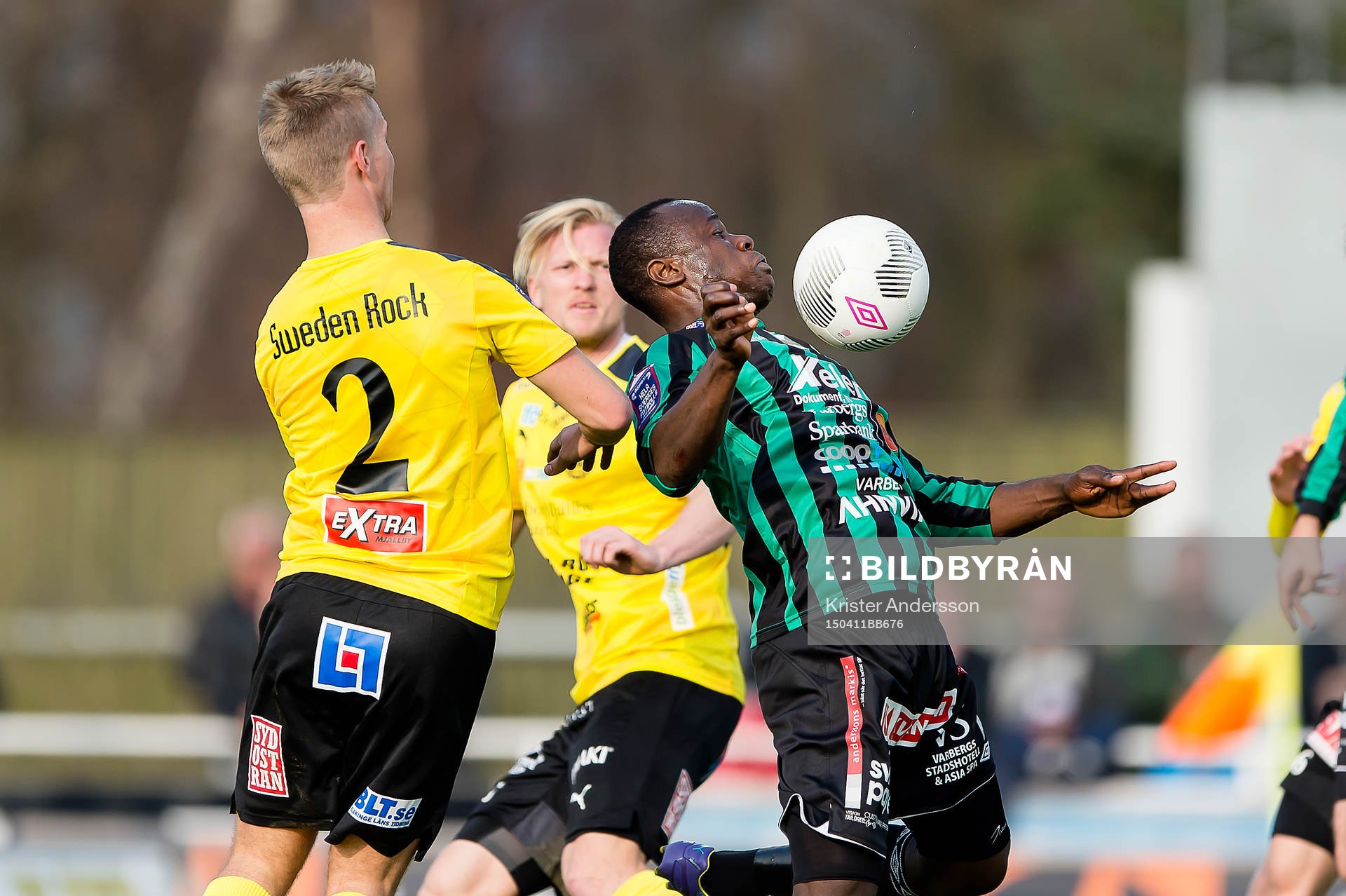 Varbergs Nsima Peter tar ner bollen under fotbollsmatchen i Superettan mellan Varberg och Mjällby den 11 april 2015 i Varberg.