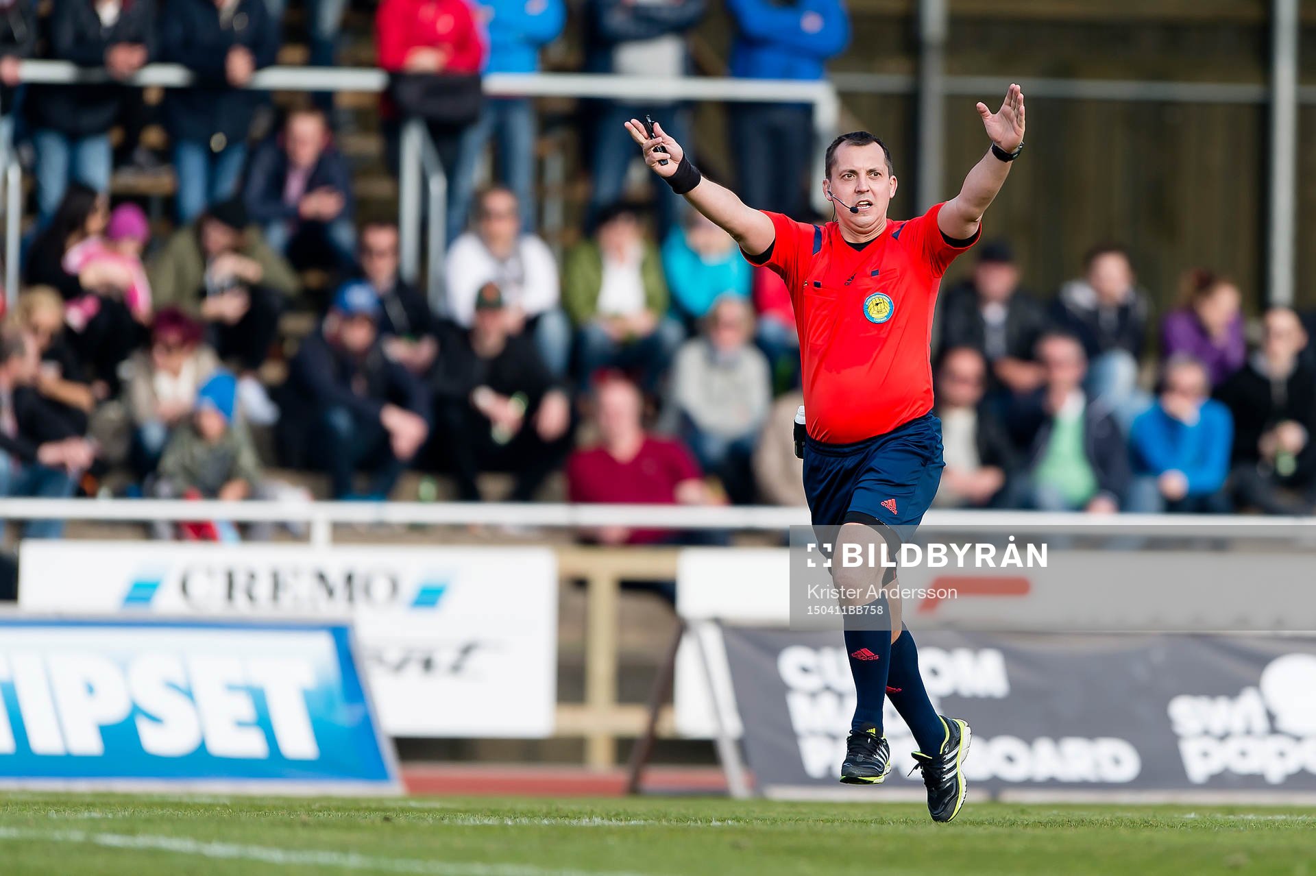 Domare Dragan Banjac under fotbollsmatchen i Superettan mellan Varberg och Mjällby den 11 april 2015 i Varberg.