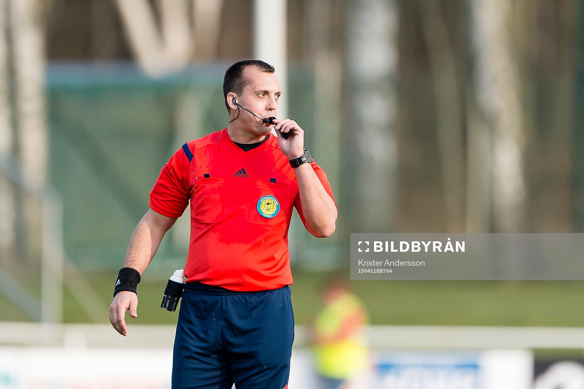 Domare Dragan Banjac under fotbollsmatchen i Superettan mellan Varberg och Mjällby den 11 april 2015 i Varberg.