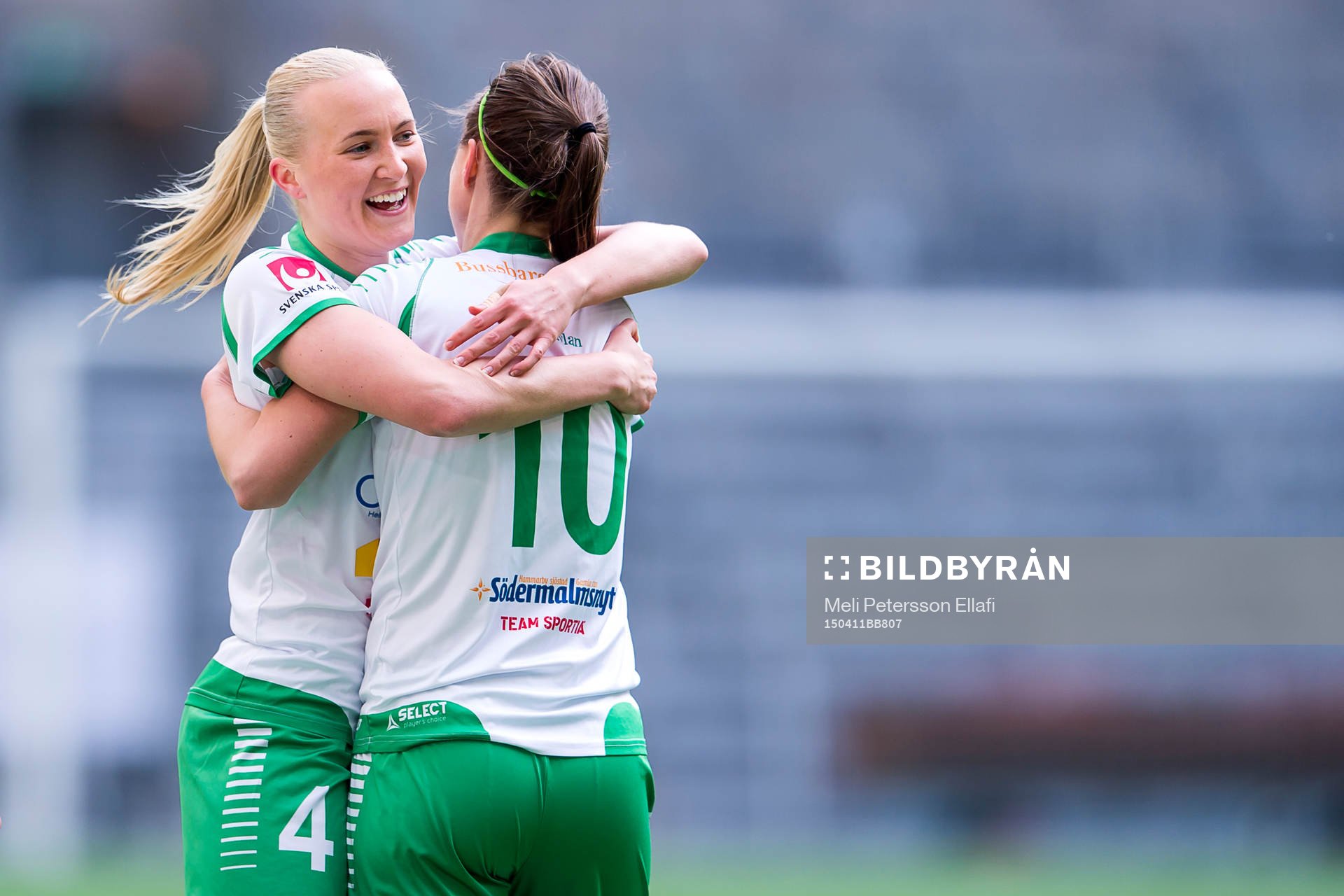 Hammarbys Linnéa Eriksson och Elina Johansson jublar efter att Elina Johansson gjort 1-0 under fotbollsmatchen i Damallsvenskan mellan Hammarby och Mallbacken den 11 april 2015 i Stockholm.