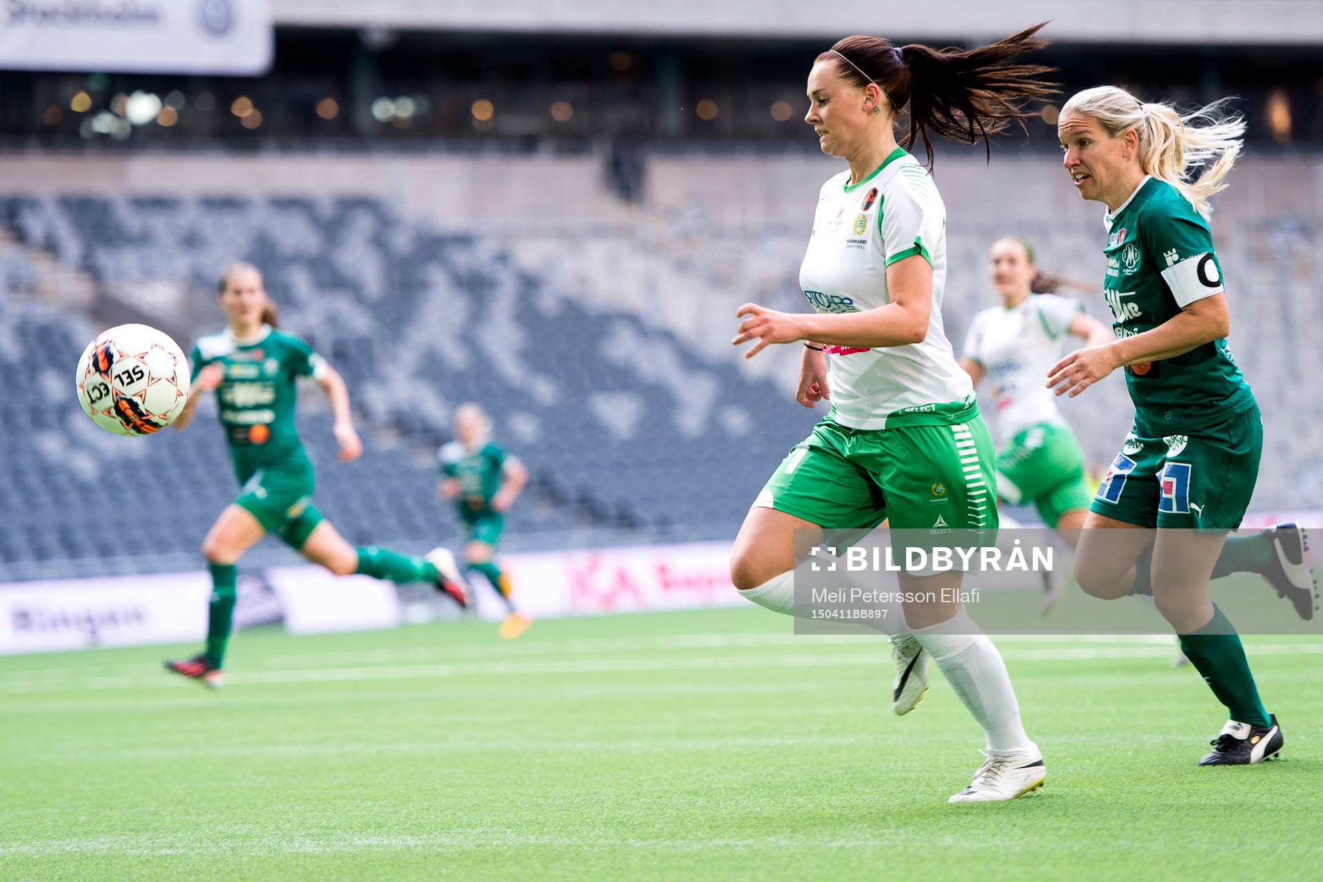Hammarbys Emma Jansson och Mallbackens Frida Broström under fotbollsmatchen i Damallsvenskan mellan Hammarby och Mallbacken den 11 april 2015 i Stockholm.