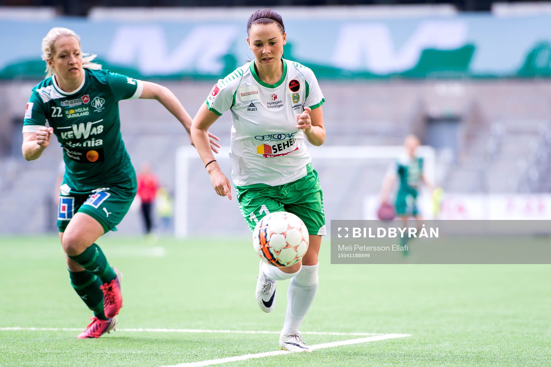Mallbackens Emma Asp och Hammarbys Emma Jansson under fotbollsmatchen i Damallsvenskan mellan Hammarby och Mallbacken den 11 april 2015 i Stockholm.
