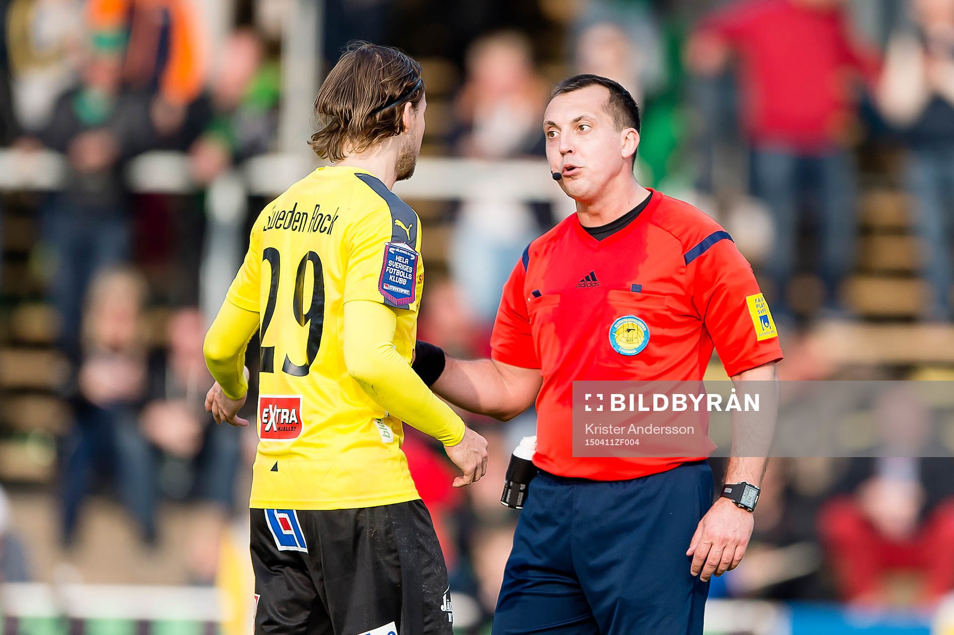 Domare Dragan Banjac diskuterar med Mjällbys Danny Ervik under fotbollsmatchen i Superettan mellan Varberg och Mjällby den 11 april 2015 i Varberg.