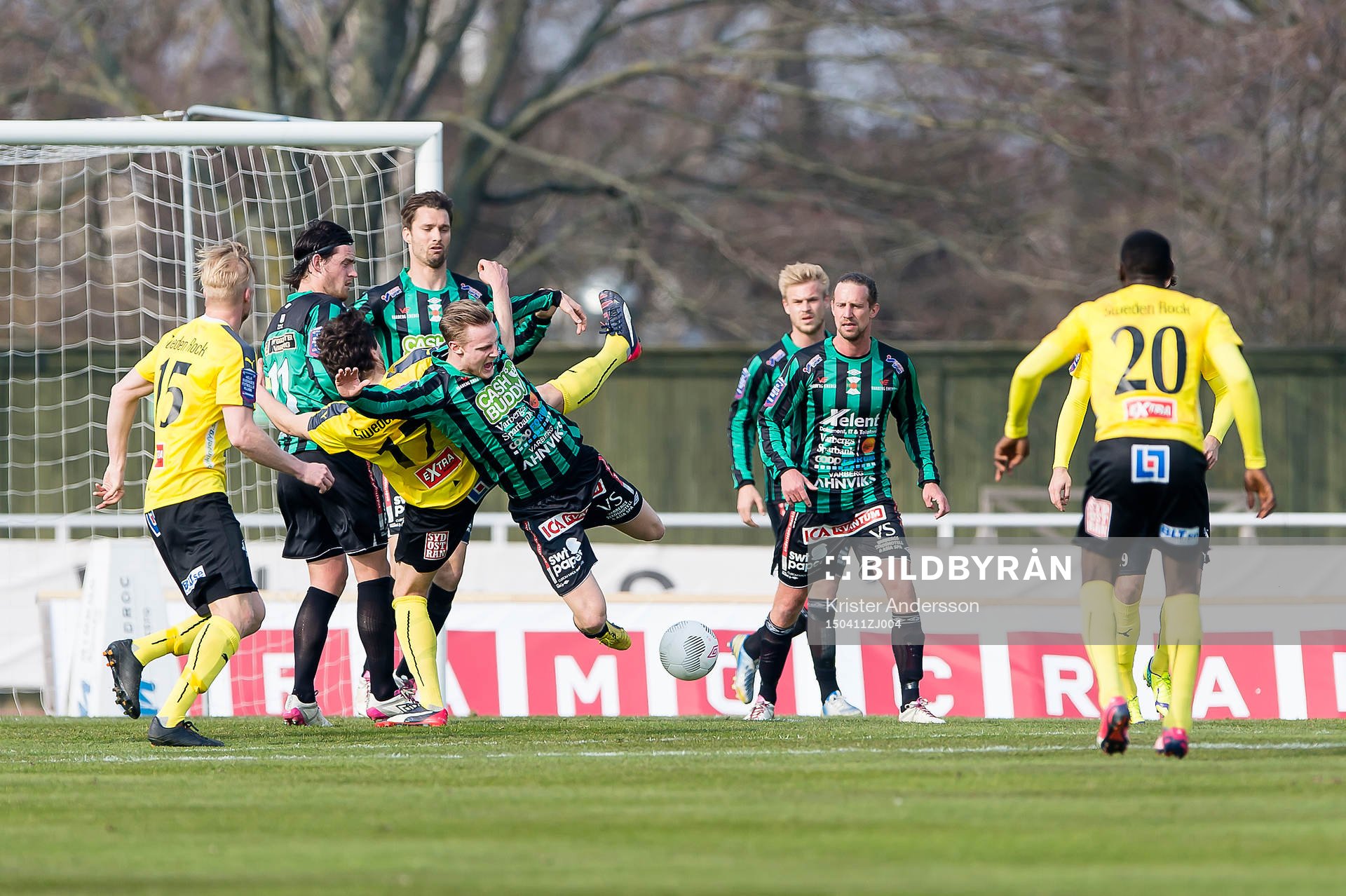 Kamp om bollen i Varbergs straffområde under fotbollsmatchen i Superettan mellan Varberg och Mjällby den 11 april 2015 i Varberg.