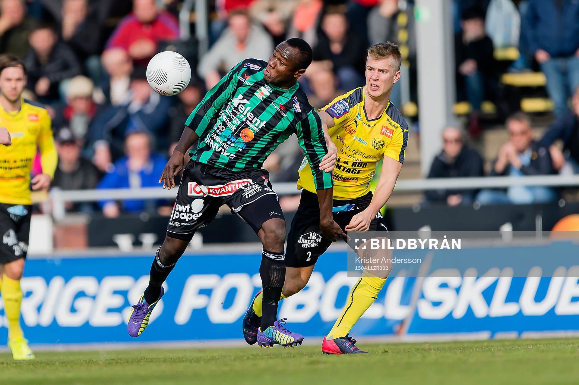 Varbergs Nsima Peter och Mjällbys Hampus Bergdahl under fotbollsmatchen i Superettan mellan Varberg och Mjällby den 11 april 2015 i Varberg.