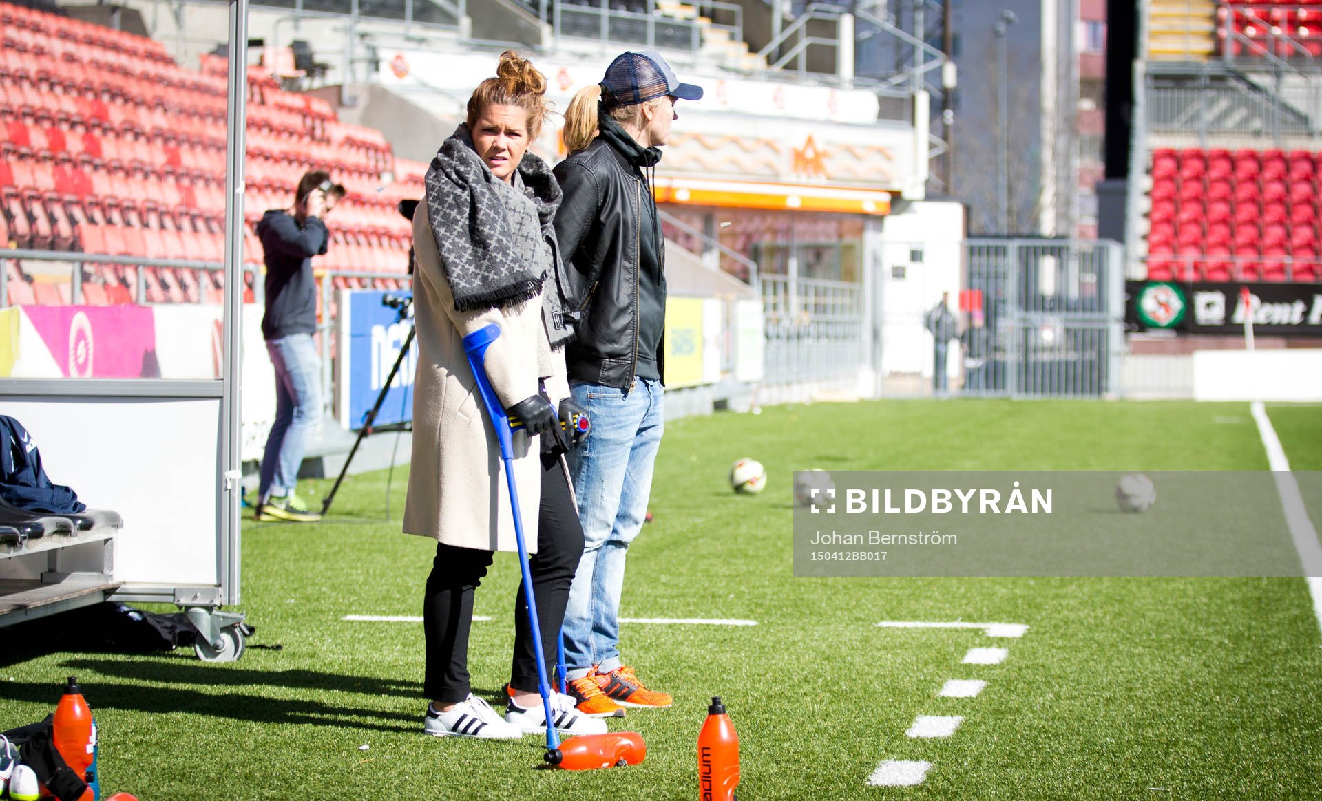 KIF Örebros Hanna Folkesson med kryckor och Lisa Dahlkvist