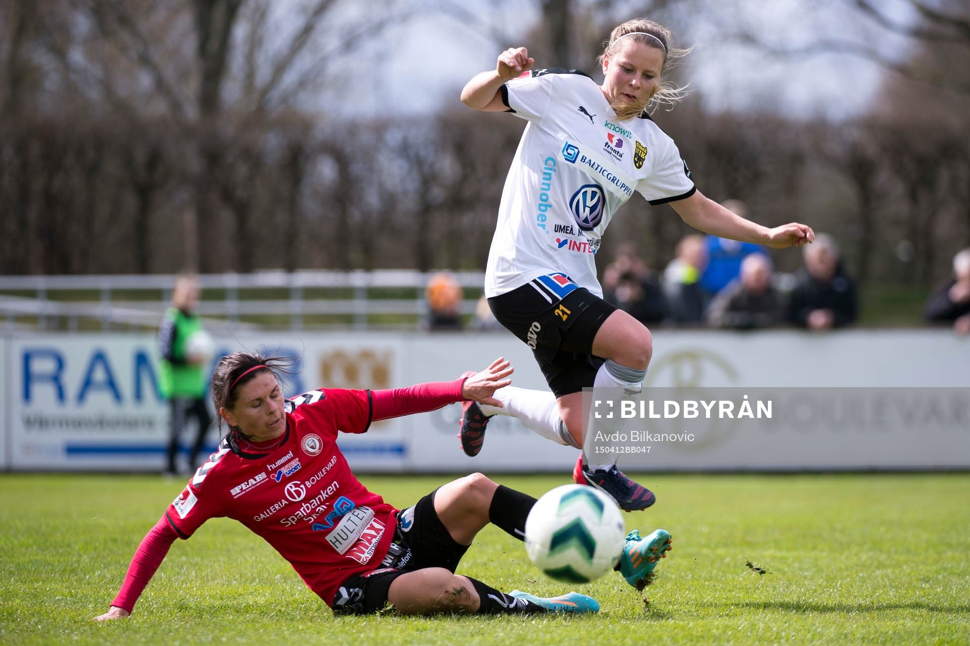 Kristianstads Susanne Moberg glidtacklar Umeås Emmi Alanen