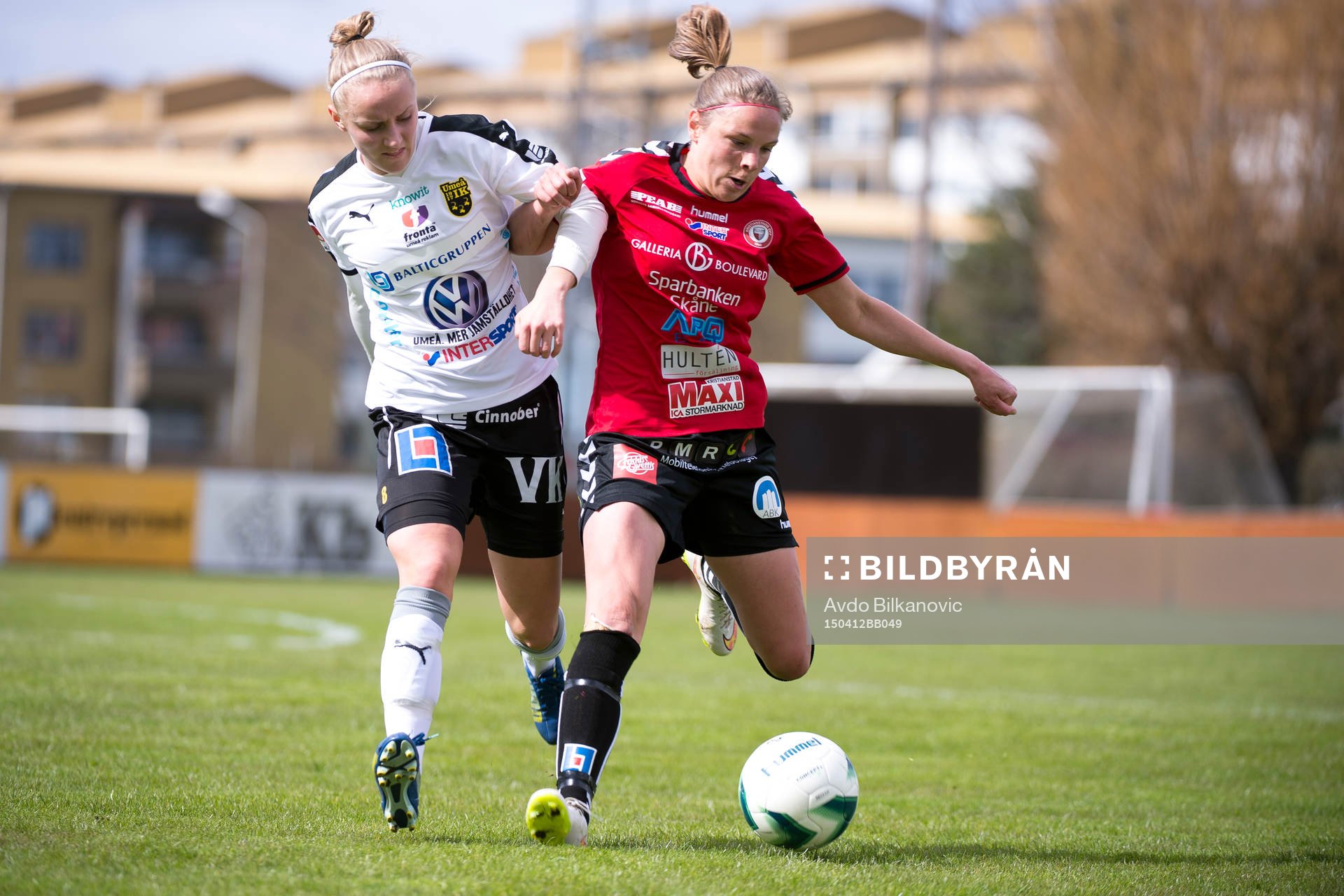 Umeås Linnéa Åberg och Kristianstads Mia Carlsson under fotbollsmatchen i Damallsvenskan mellan Kristianstad DFF och Umeå IK FF den 12 april 2015 i Kristianstad