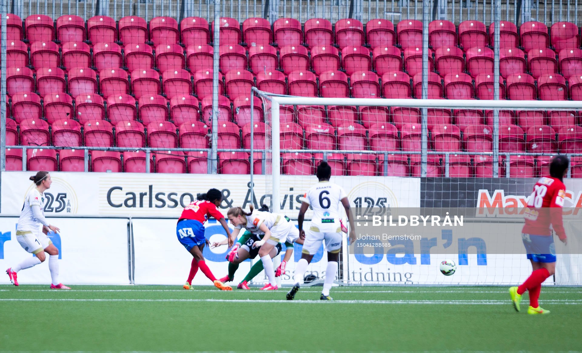 Örebros Sarah Michael gör 1-0 och jublar under fotbollsmatchen i Damallsvenskan mellan KIF Örebro DFF och FC Rosengård den 12 april 2015 i Örebro.