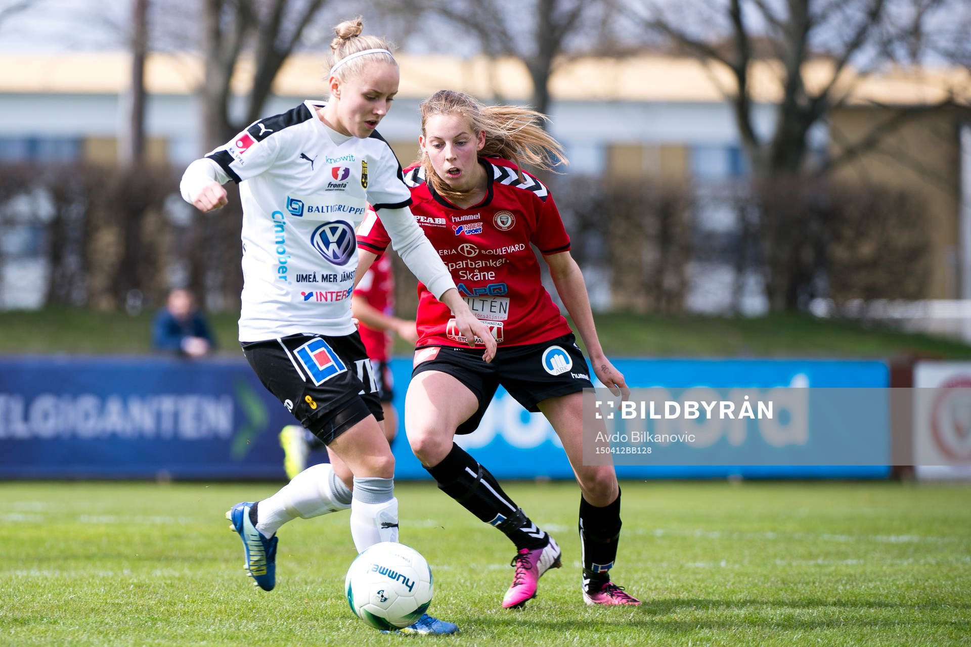 Umeås Linnéa Åberg bevakas av Kristianstads Amanda Edgren under fotbollsmatchen i Damallsvenskan mellan Kristianstad DFF och Umeå IK FF den 12 april 2015 i Kristianstad