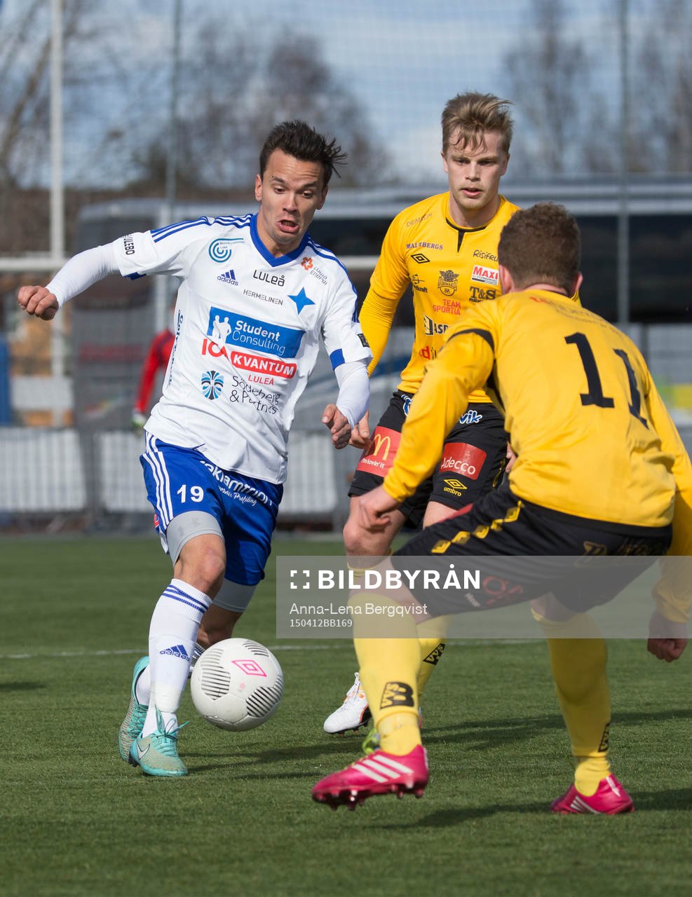Patrik Pettersen i kamp med BK Forwards spelare Kristoffer Näfver under fotbollsmatchen i Div 1 Norra mellan BK Forward och IFK Luleå den 12 april 2015 i Örebro.