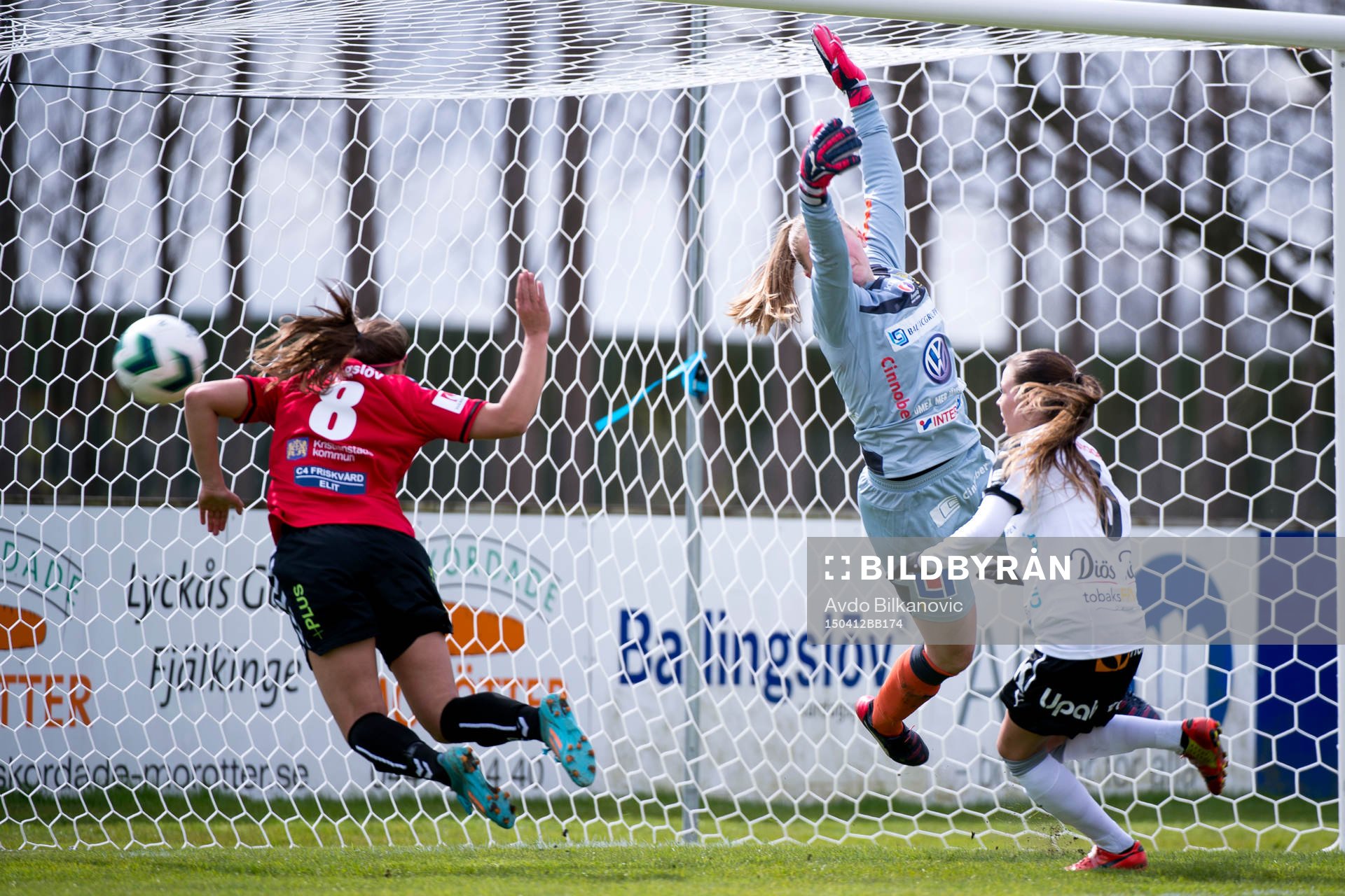 Kristianstads Alice Nilsson nickar men missar målet under fotbollsmatchen i Damallsvenskan mellan Kristianstad DFF och Umeå IK FF den 12 april 2015 i Kristianstad