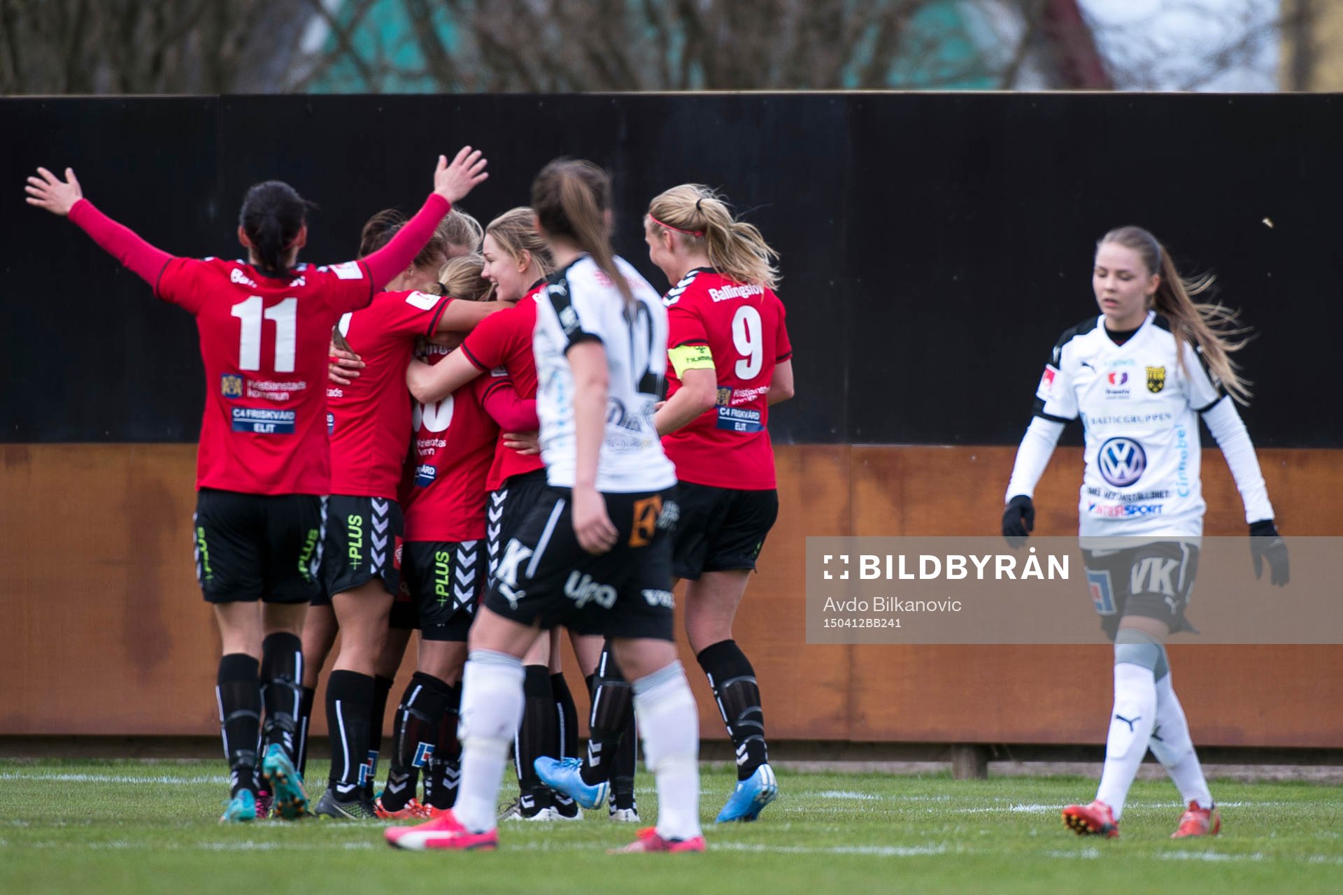 Kristianstads spelare jublar medan Umeå IK spelare deppar