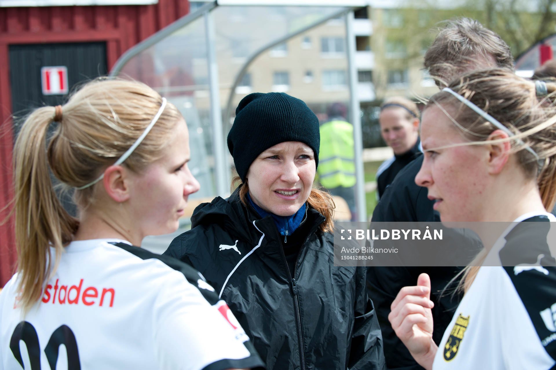 Umeås tränare Maria Bergkvist under fotbollsmatchen i Damallsvenskan mellan Kristianstad DFF och Umeå IK FF den 12 april 2015 i Kristianstad