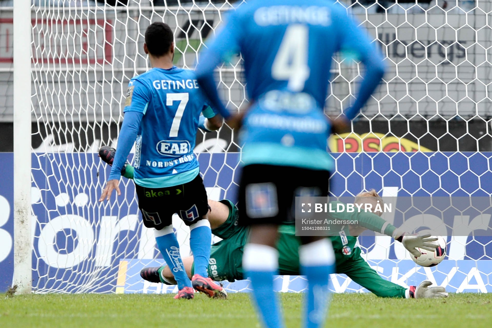 Halmstads Junes Barny gör 1-2 på retur från sin egen