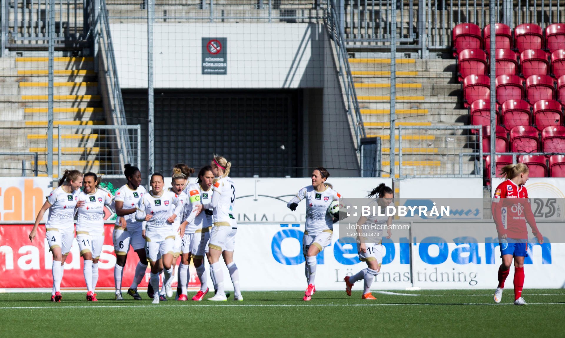 Rosengårds Anja Mittag gör 1-1 och jublar med Marta Viera