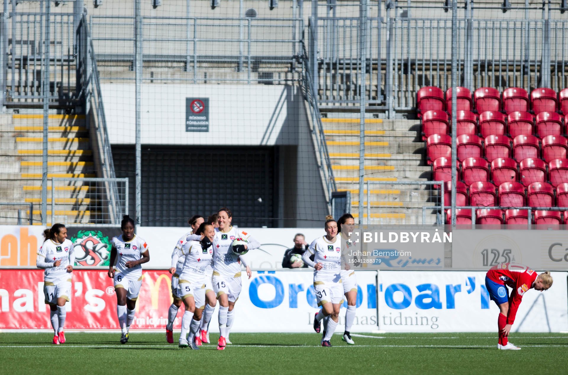 Rosengårds Anja Mittag gör 1-1 och jublar med Marta Viera