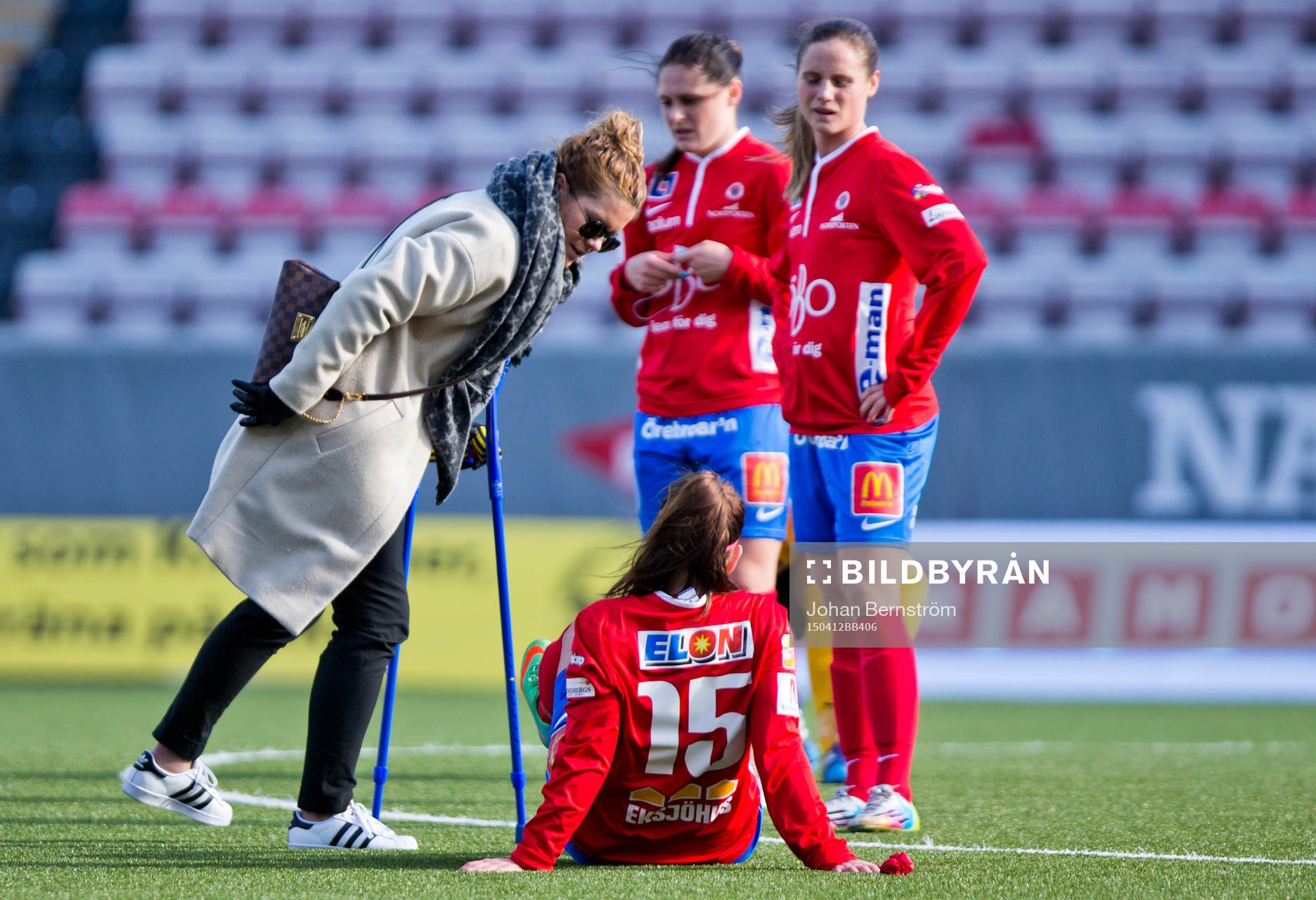 KIF Örebros Hanna Folkesson skadad med kryckor