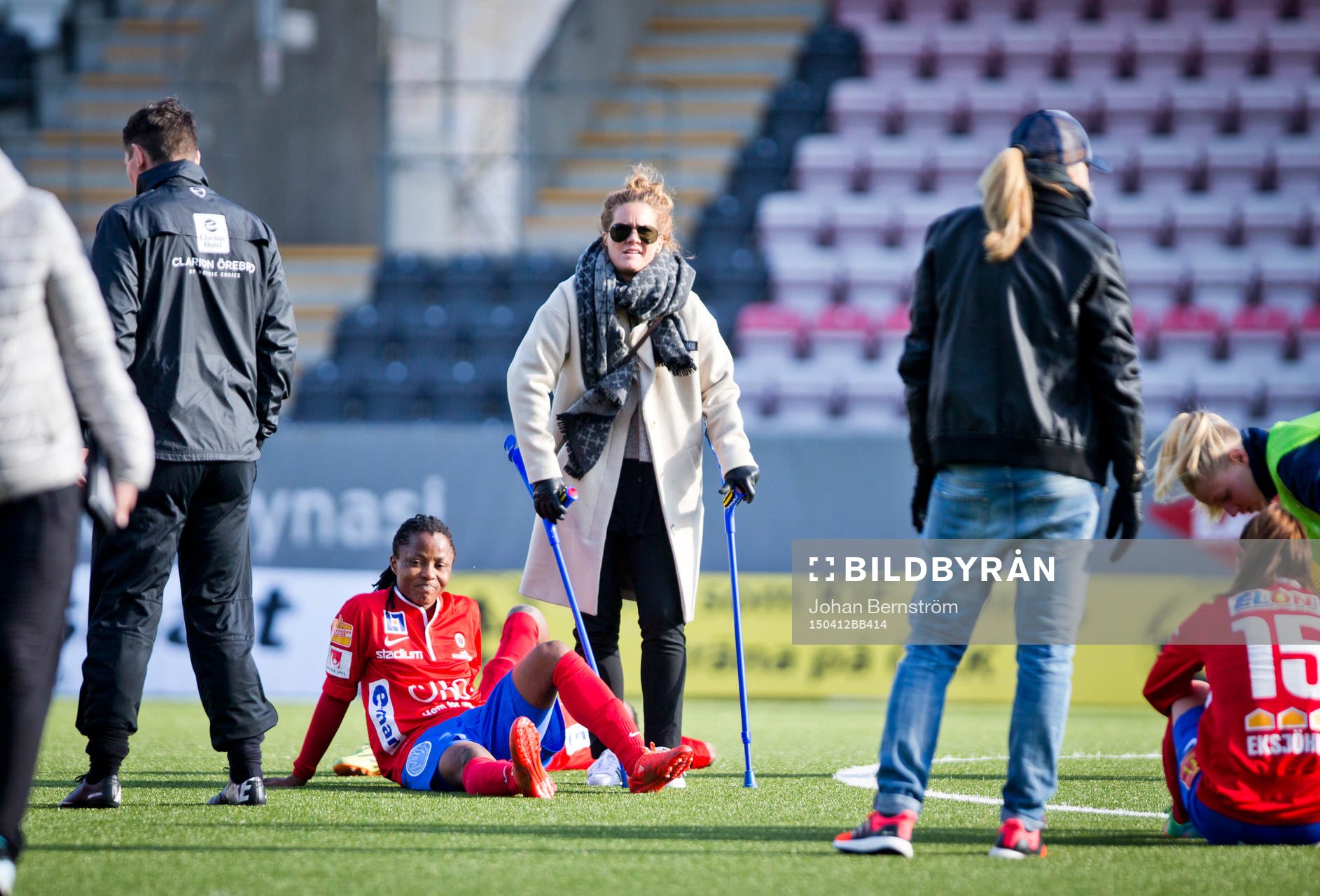 KIF Örebros Hanna Folkesson skadad med kryckor