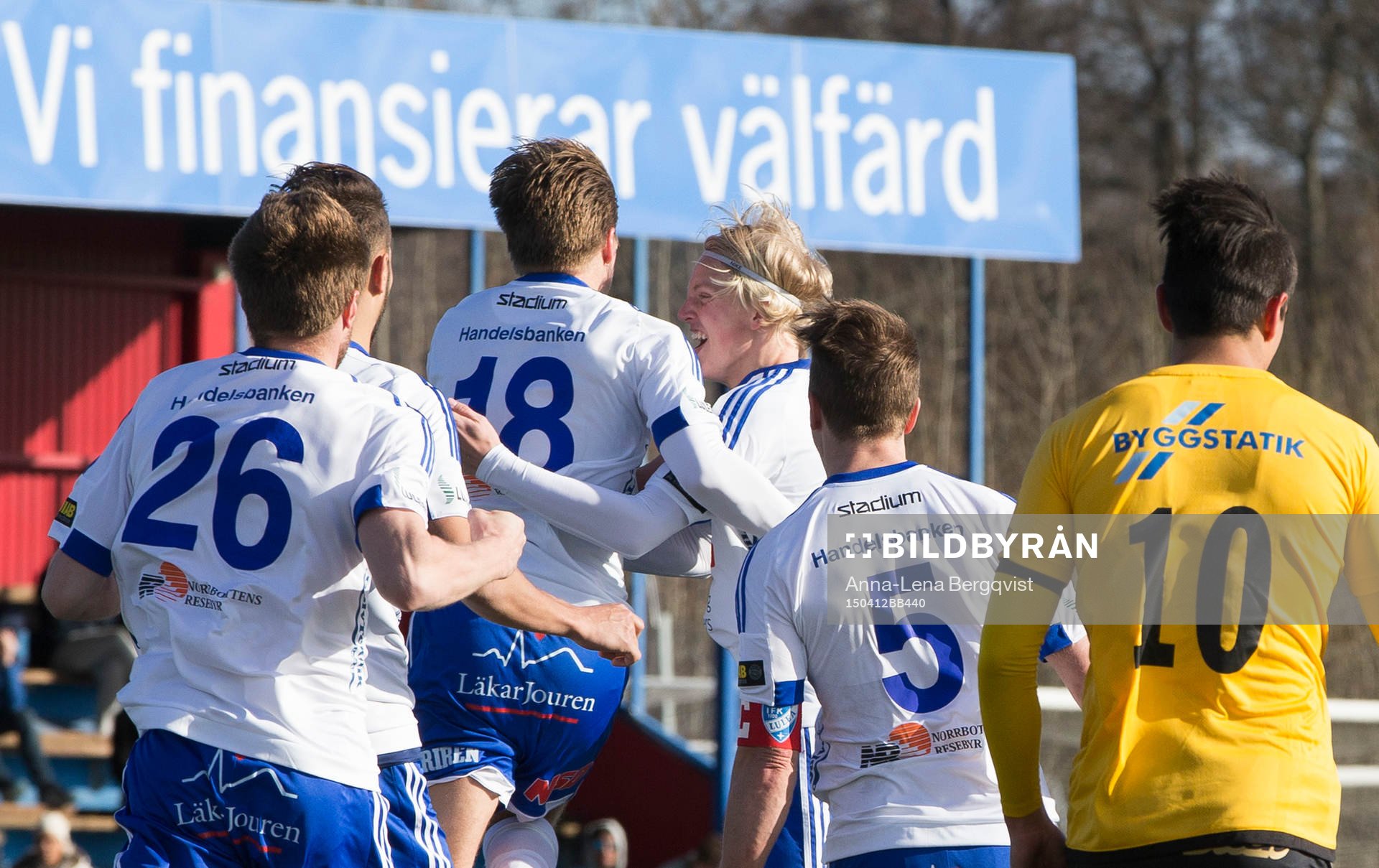 Luleås Emil Johansson jublar efter att han kvitterat till 1-1 bakom BK Forwards Vladislav Mitev under fotbollsmatchen i Div 1 Norra mellan BK Forward och IFK Luleå den 12 april 2015 i Örebro.