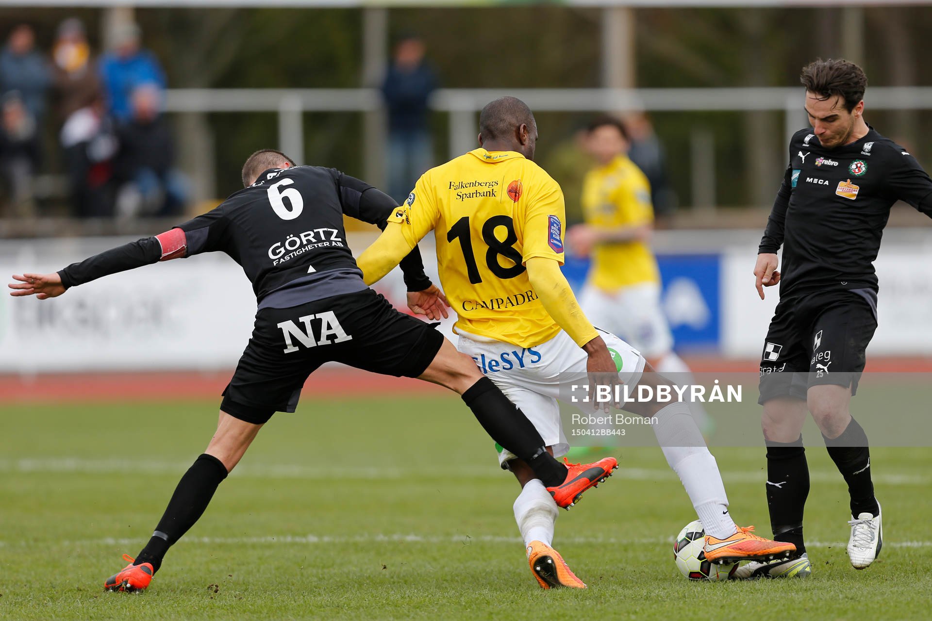 Örebros Robert Åhman Persson och Falkenbergs Hakeem Araba
