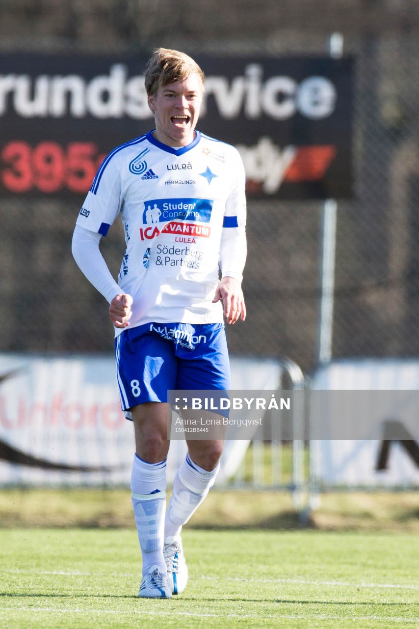 Luleås Emil Johansson jublar efter att har kvitterart till 1-1 under fotbollsmatchen i Div 1 Norra mellan BK Forward och IFK Luleå den 12 april 2015 i Örebro.