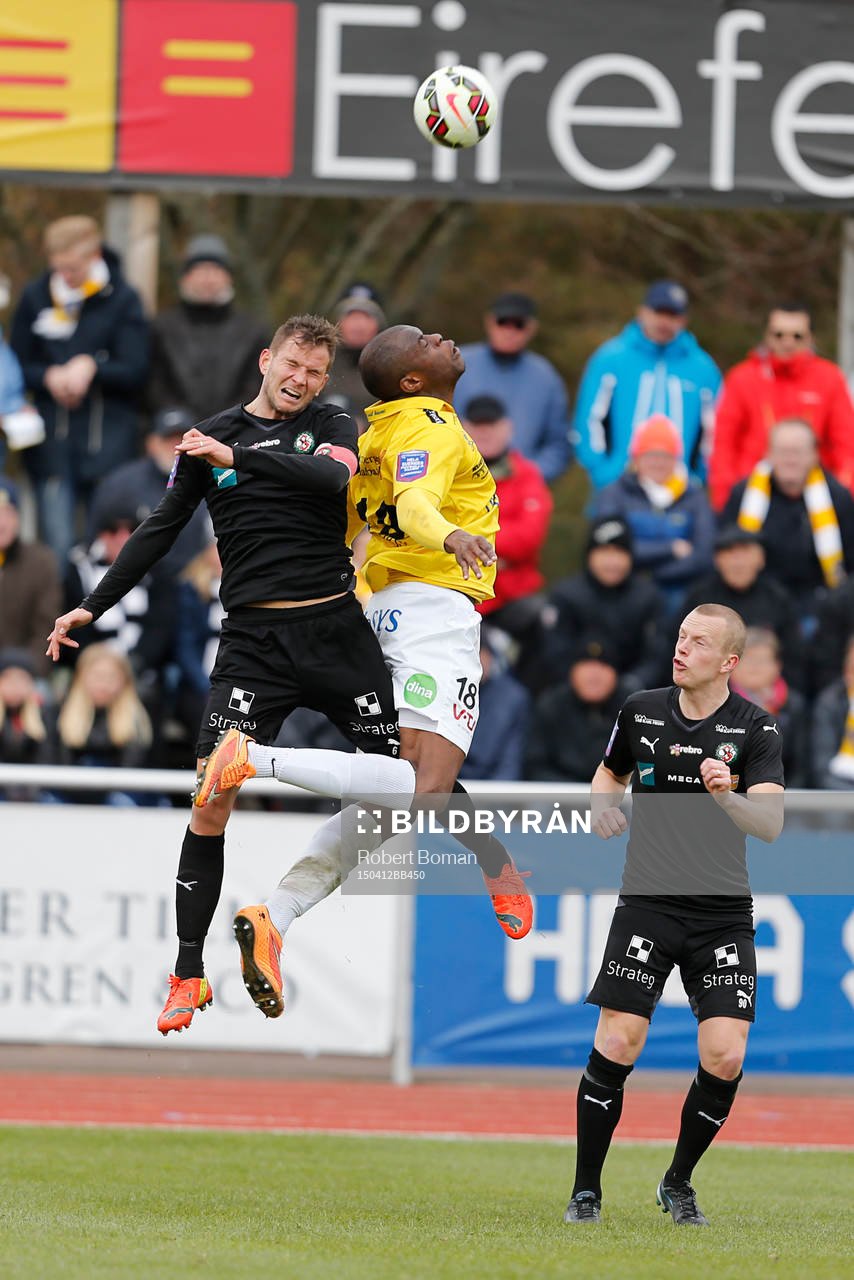 Falkenbergs Hakeem Araba i luftduell med en Örebrospelare