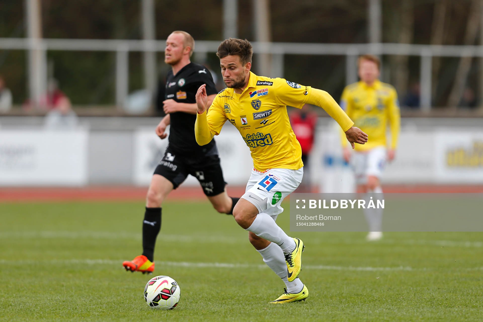Falkenbergs Johannes Vall rusar mot mål