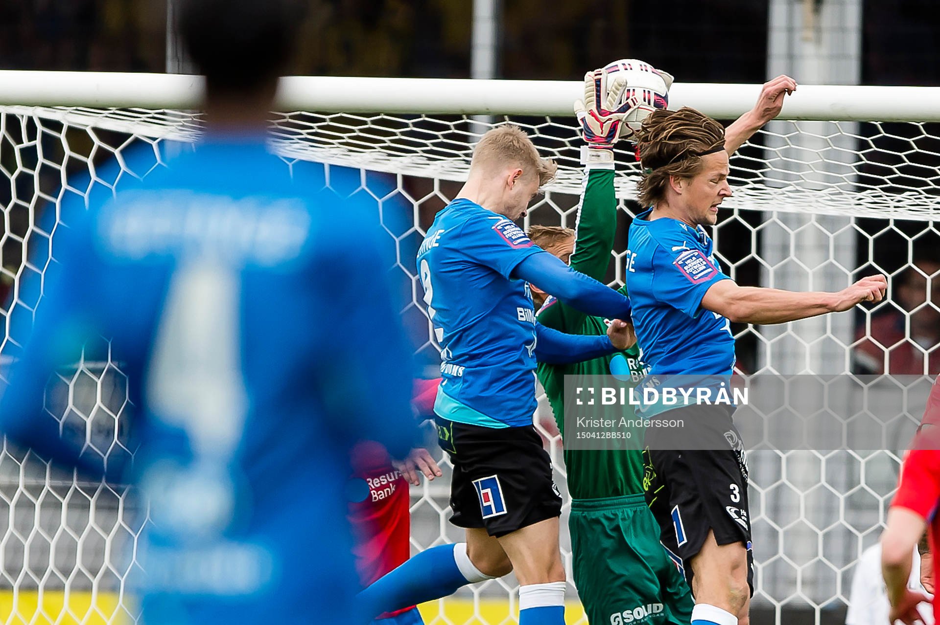 Helsingborgs målvakt Pär Hansson plockar ner bollen