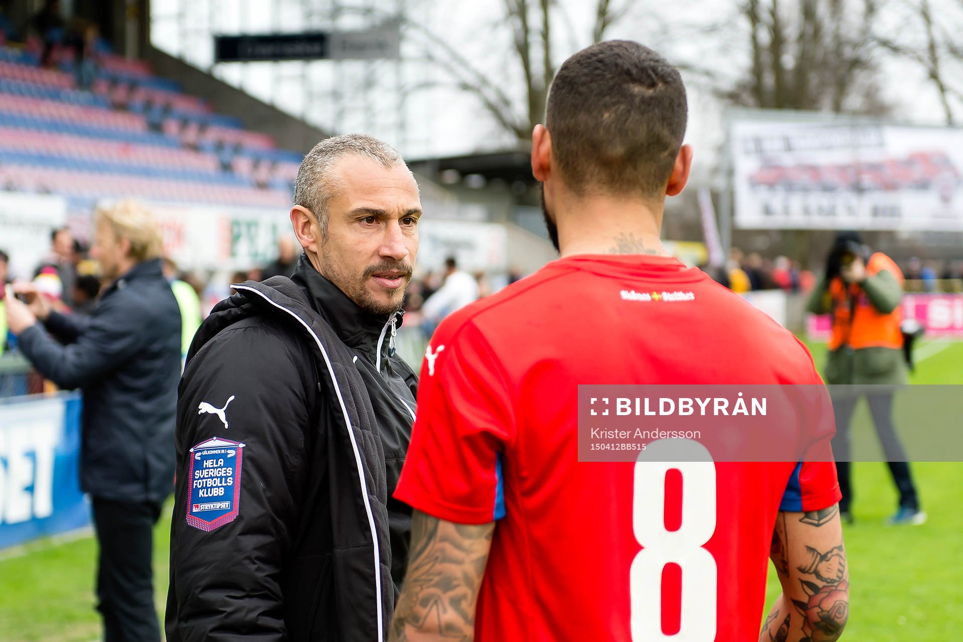 Helsingborgs manager Henrik Larsson pratar med Victor Palsson efter fotbollsmatchen i Allsvenskan mellan Halmstad och Helsingborg den 12 april 2015 i Halmstad.