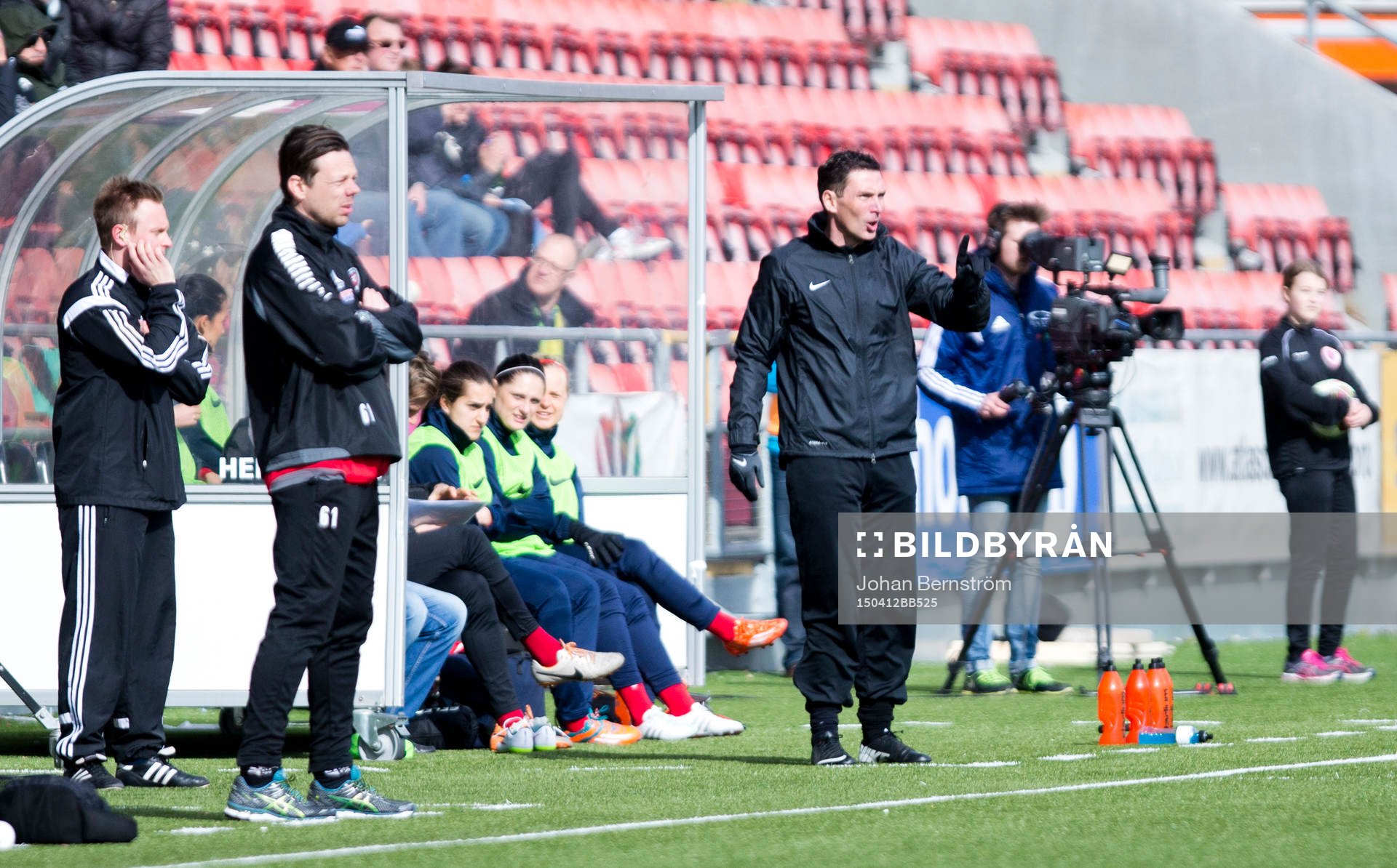 Örebros tränare Rickard Nilsson under fotbollsmatchen i Damallsvenskan mellan KIF Örebro DFF och FC Rosengård den 12 april 2015 i Örebro.