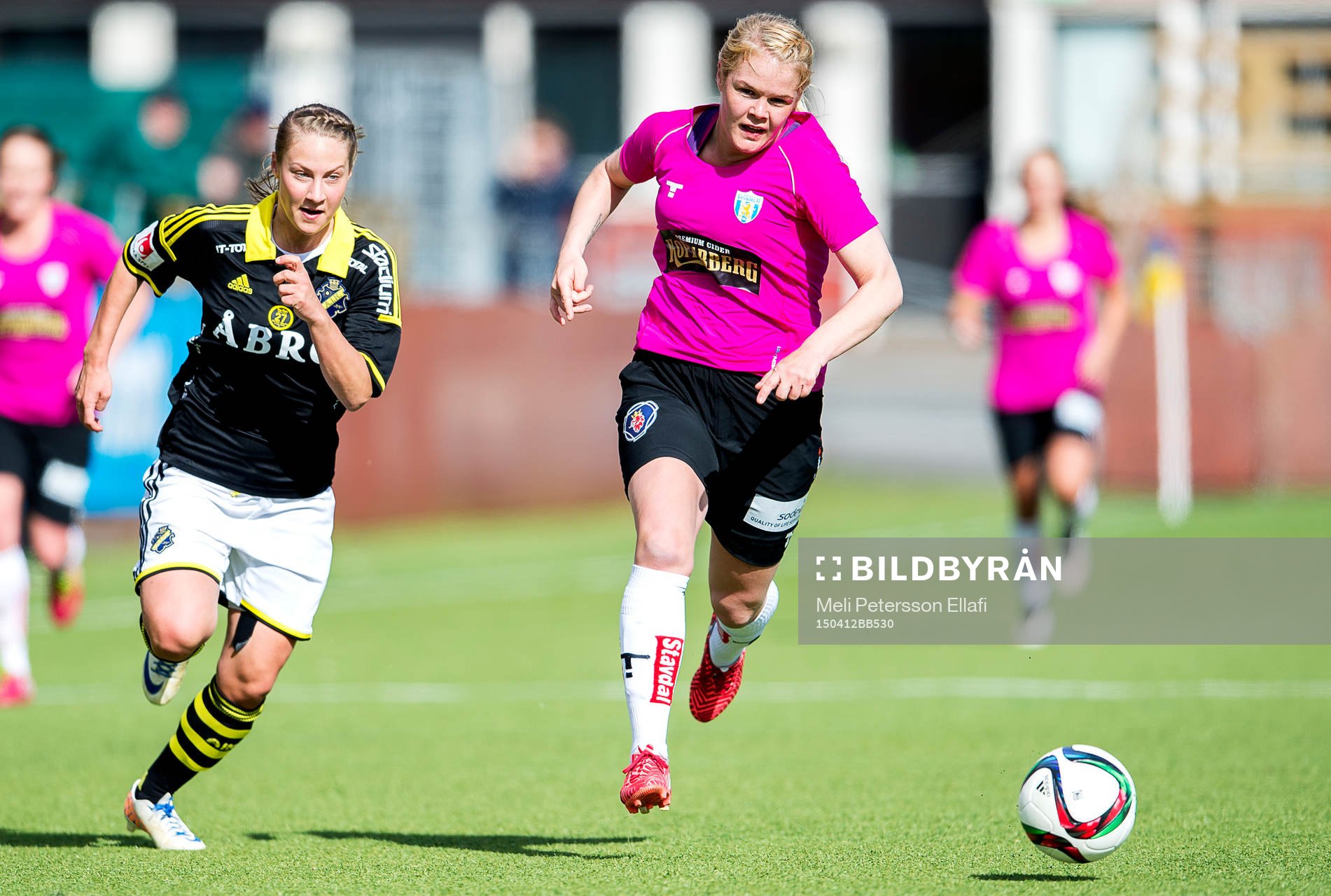 AIKs Juliette Kemppi och Göteborgs Arna Sif Asgrimsdottir