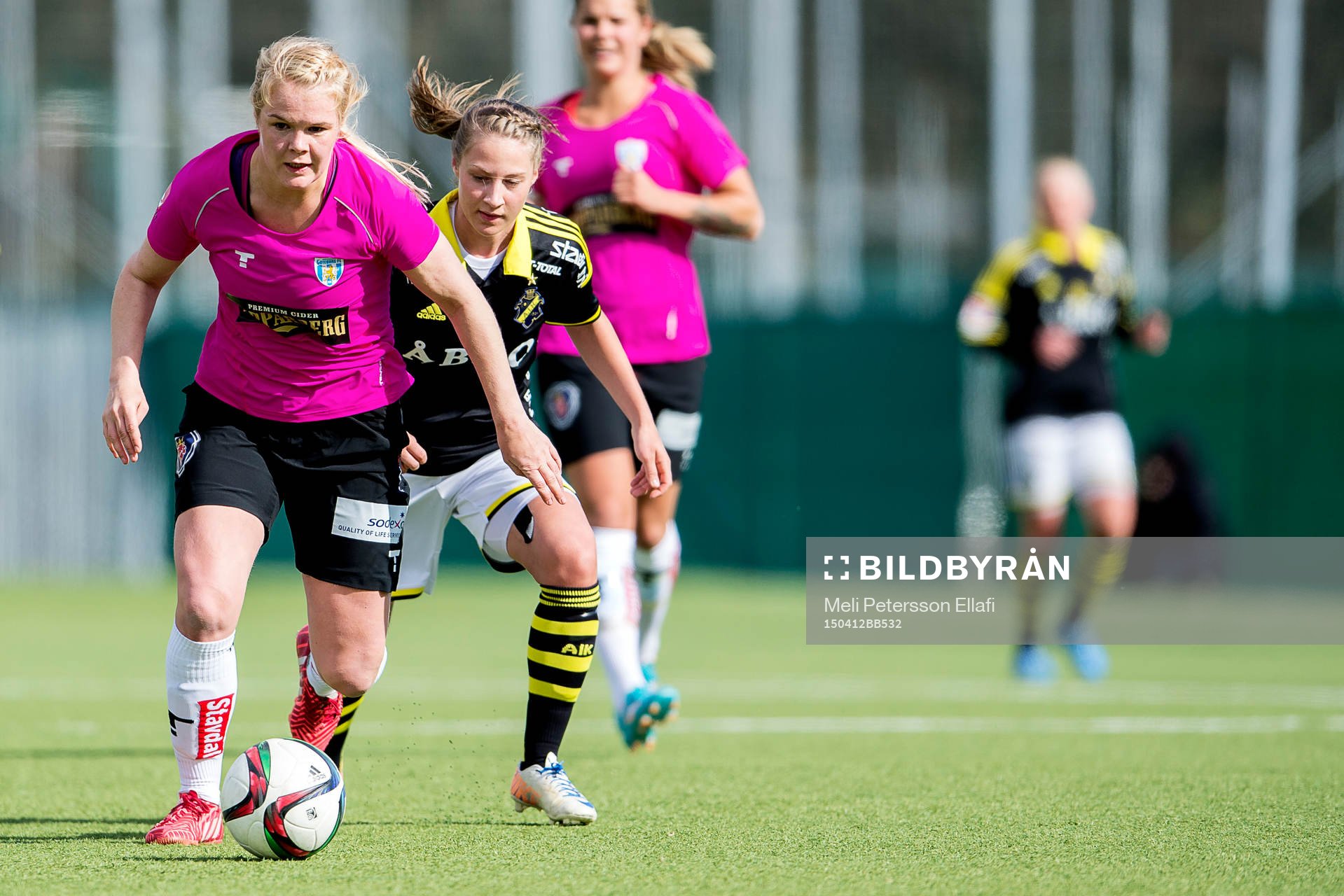Göteborgs Arna Sif Asgrimsdottir och AIKs Juliette Kemppi