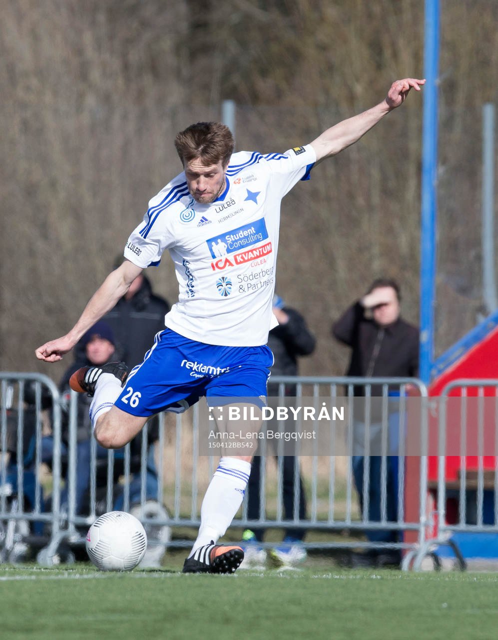 Luleås Vladimir Lazarev under fotbollsmatchen i Div 1 Norra mellan BK Forward och IFK Luleå den 12 april 2015 i Örebro.