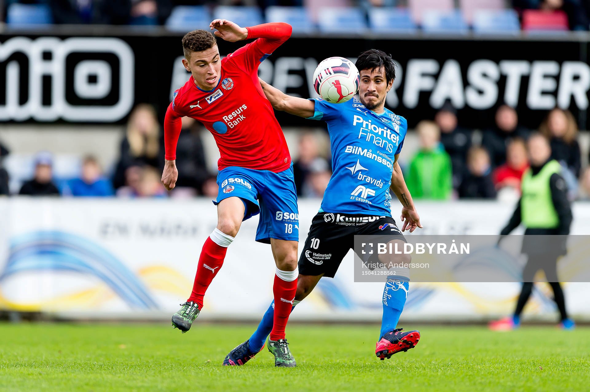 Helsingborgs Jordan Larsson och Halmstads Antonio Rojas under fotbollsmatchen i Allsvenskan mellan Halmstad och Helsingborg den 12 april 2015 i Halmstad.