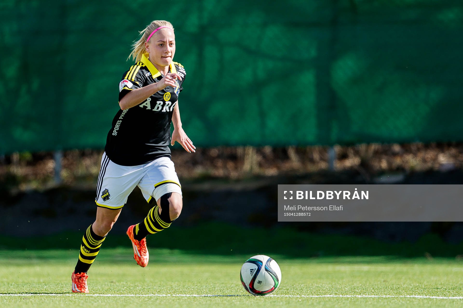 AIKs Sara Storck under fotbollsmatchen i Damallsvenskan mellan AIK och Kopparbergs/Göteborg den 12 april 2015 i Stockholm.