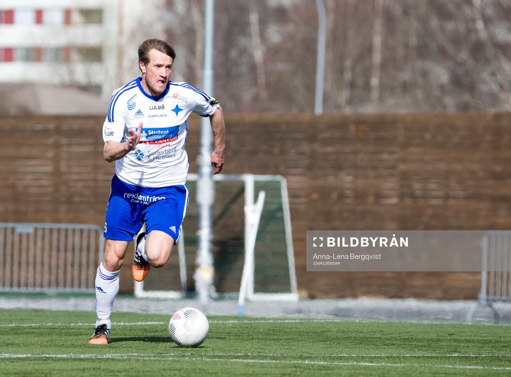 Luleås Vladimir Lazarev under fotbollsmatchen i Div 1 Norra mellan BK Forward och IFK Luleå den 12 april 2015 i Örebro.