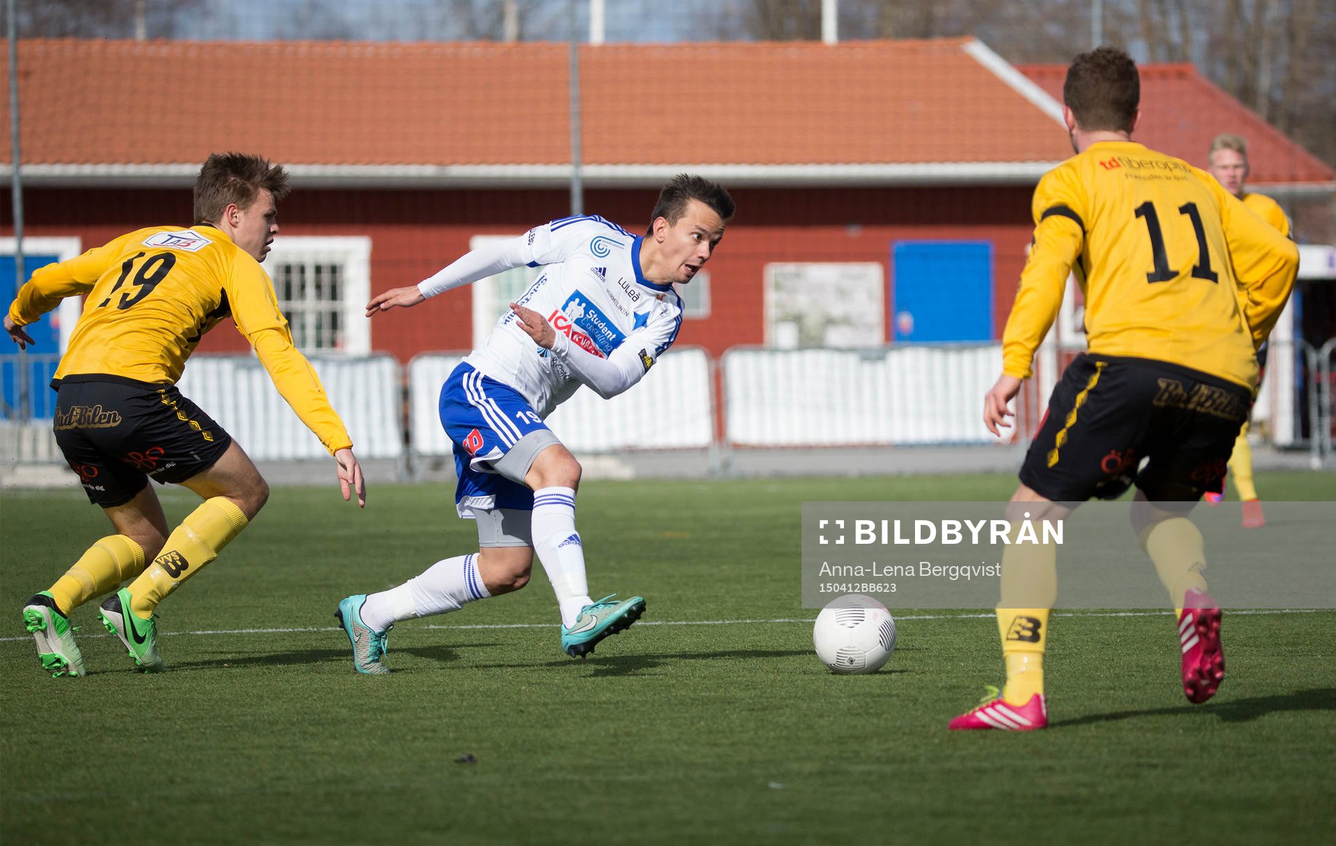 Luleås Patrik Pettersen tar sig förbi BK Forwards Axel