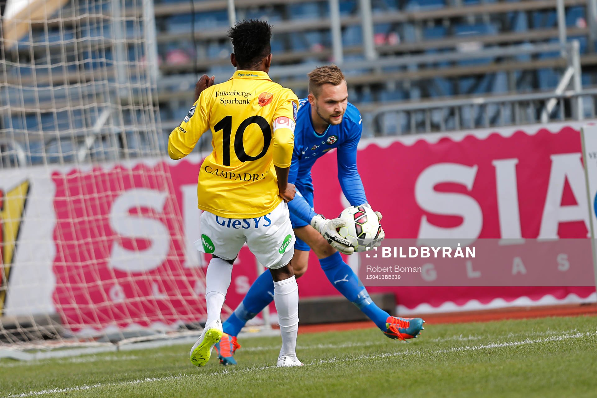 Falkenbergs Godsway Donyoh och Örebros målvakt Oscar