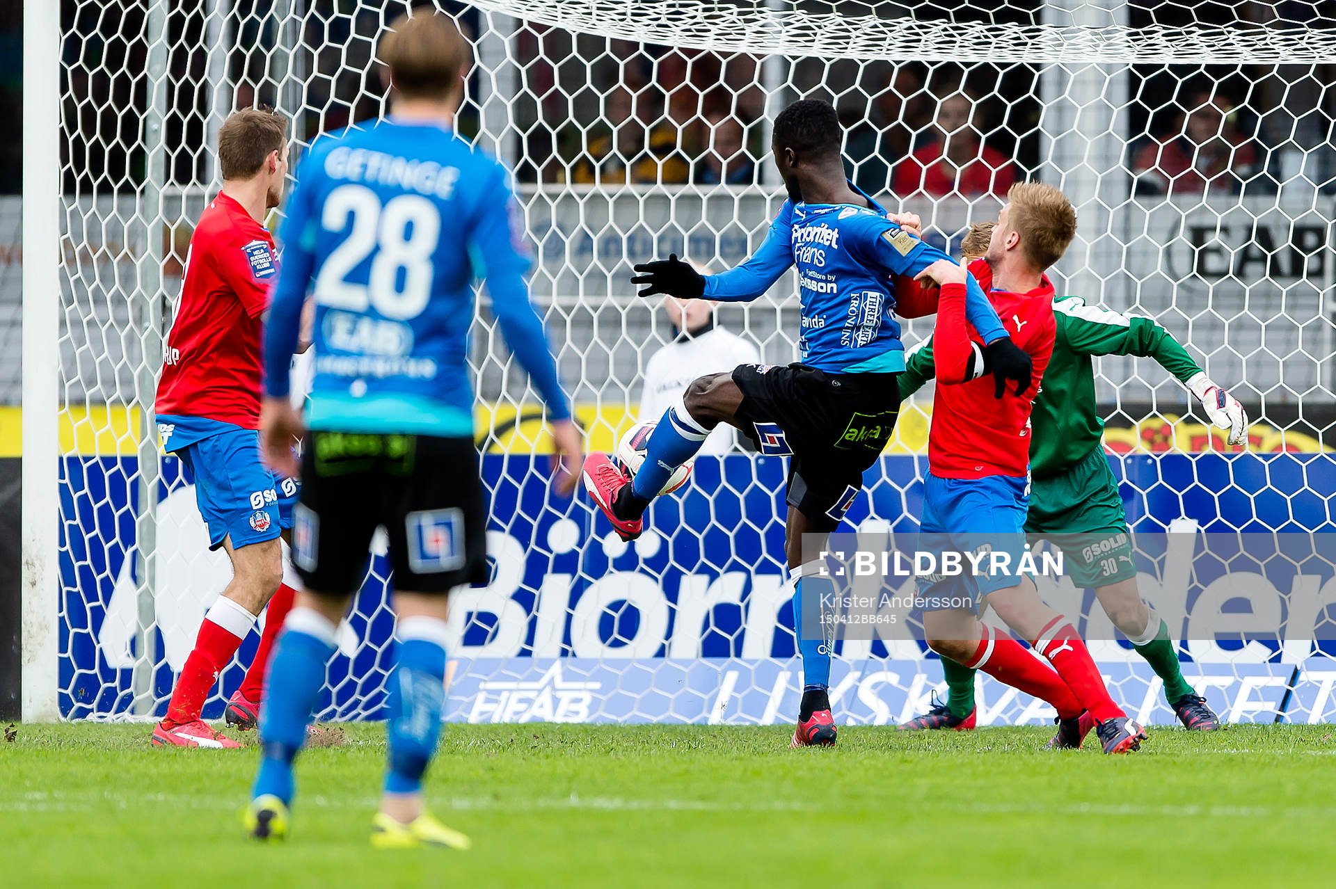 Halmstads Kwame Karikari har målchans men skjuter utanför under fotbollsmatchen i Allsvenskan mellan Halmstad och Helsingborg den 12 april 2015 i Halmstad.