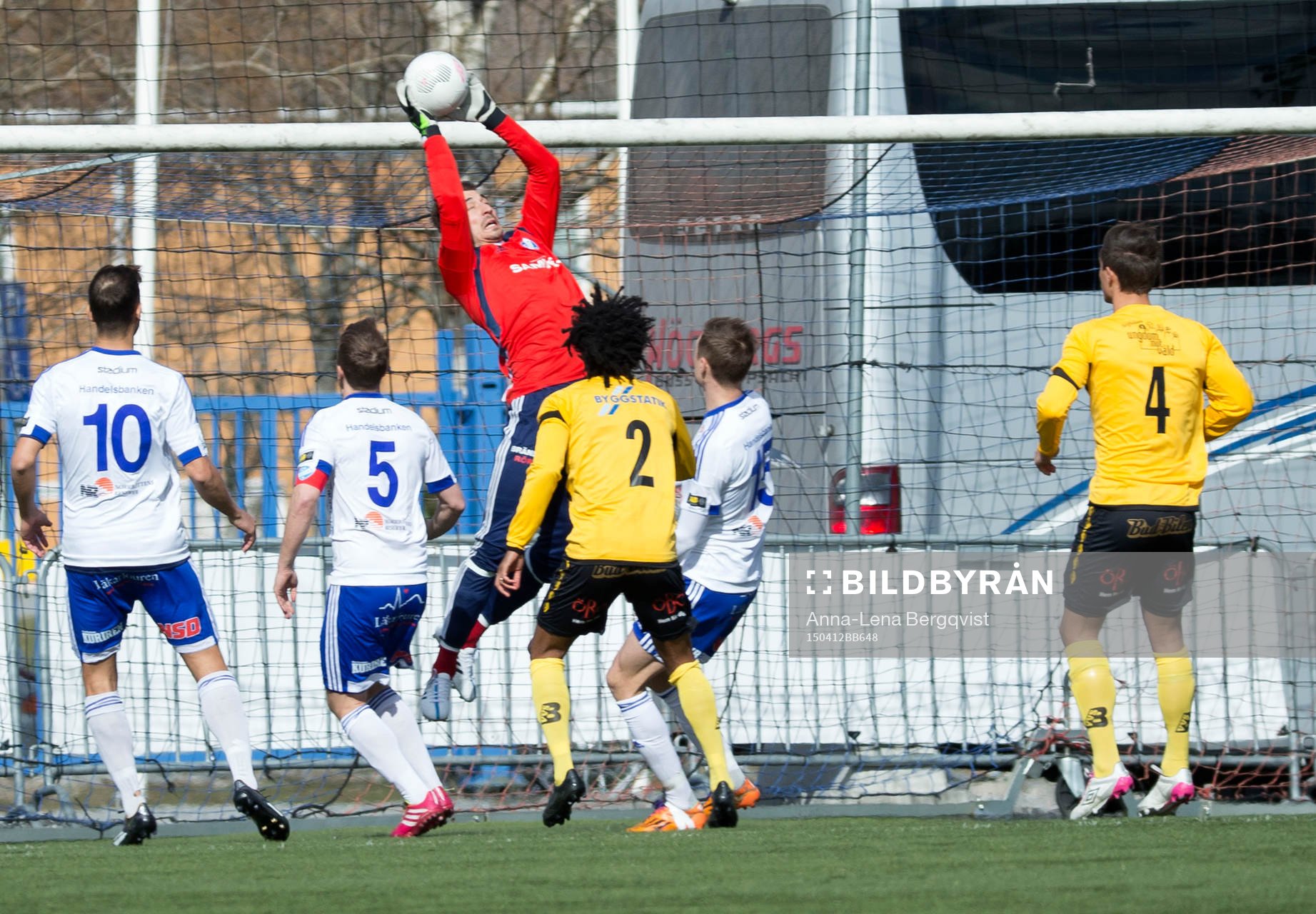 Luleås målvakt Vladimir Sudar räddar