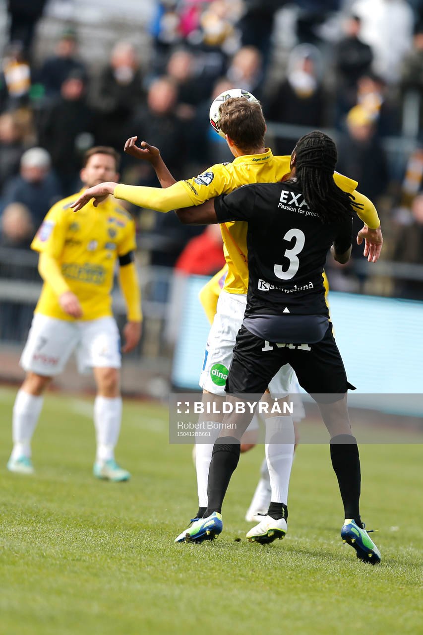 Falkenbergs Adam Eriksson och Örebros Ayanda Nkili