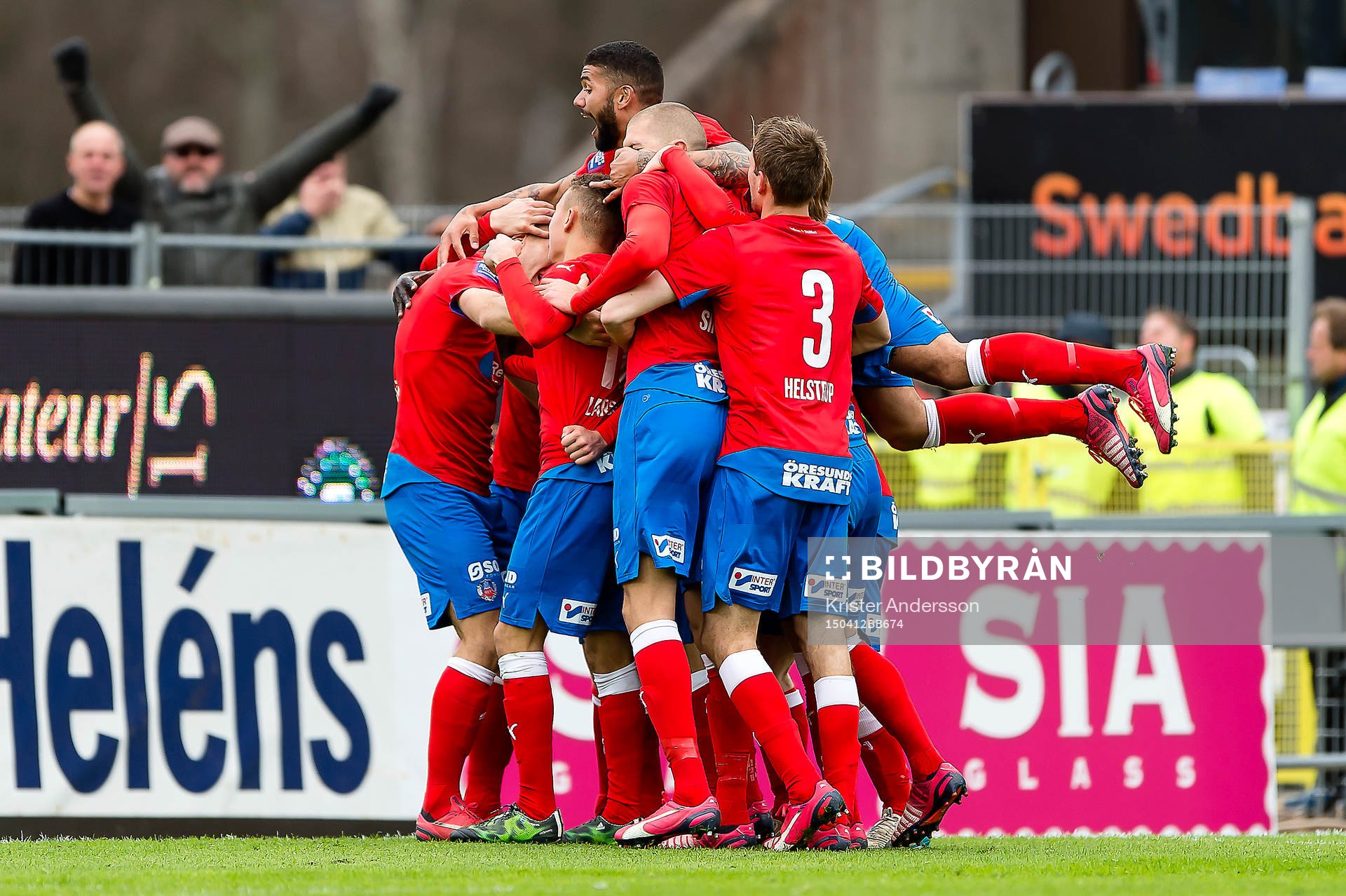 Helsingborgs Mattias Lindström har gjort 0-2 och jublar med laget under fotbollsmatchen i Allsvenskan mellan Halmstad och Helsingborg den 12 april 2015 i Halmstad.