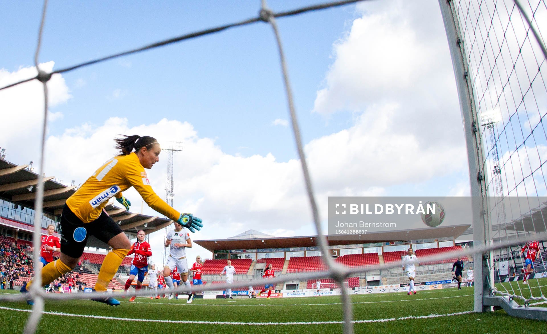 Rosengård nära att göra mål på Örebros Carola Söberg under fotbollsmatchen i Damallsvenskan mellan KIF Örebro DFF och FC Rosengård den 12 april 2015 i Örebro.
