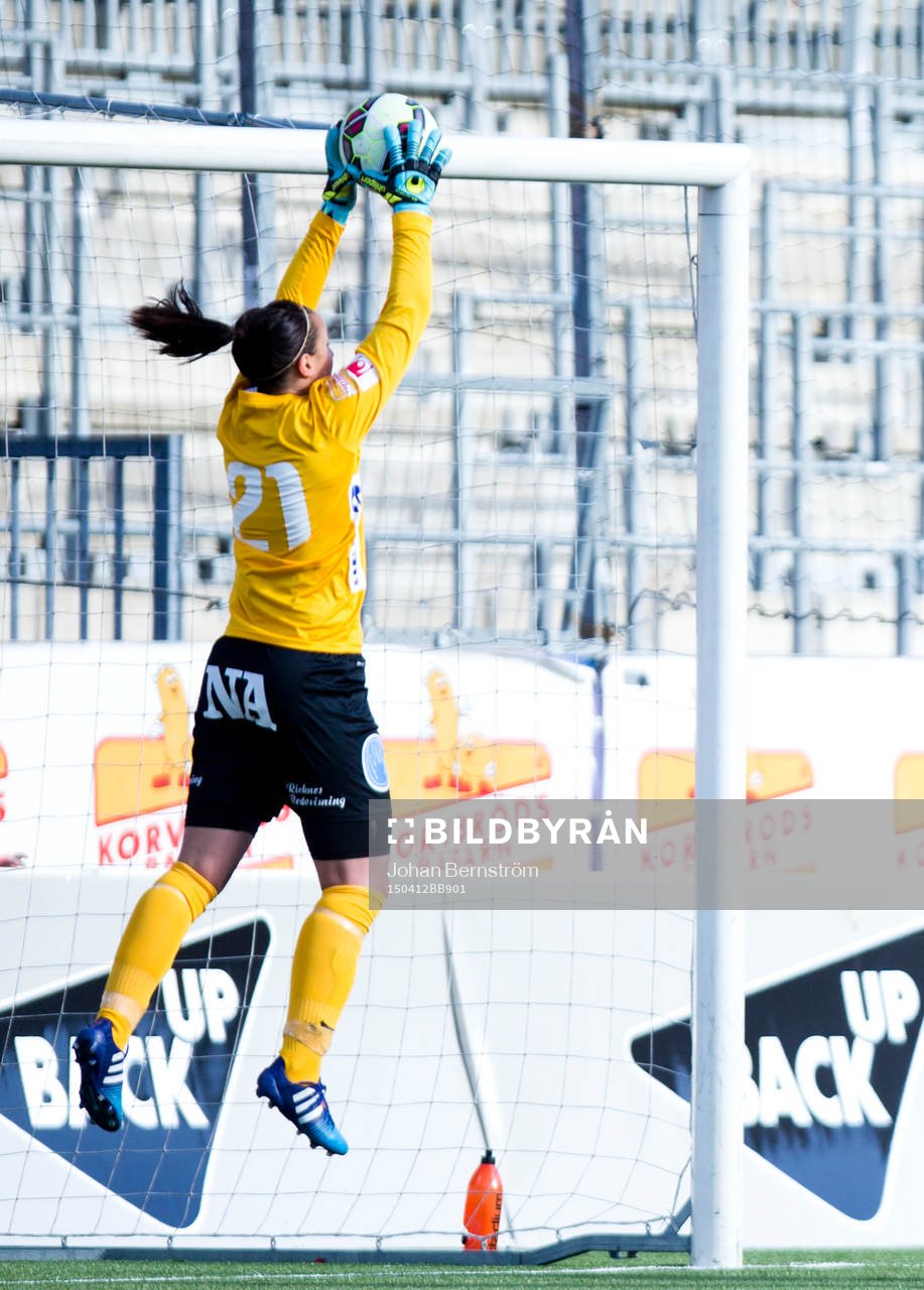 Örebros målvakt Carola Söberg under fotbollsmatchen i Damallsvenskan mellan KIF Örebro DFF och FC Rosengård den 12 april 2015 i Örebro.