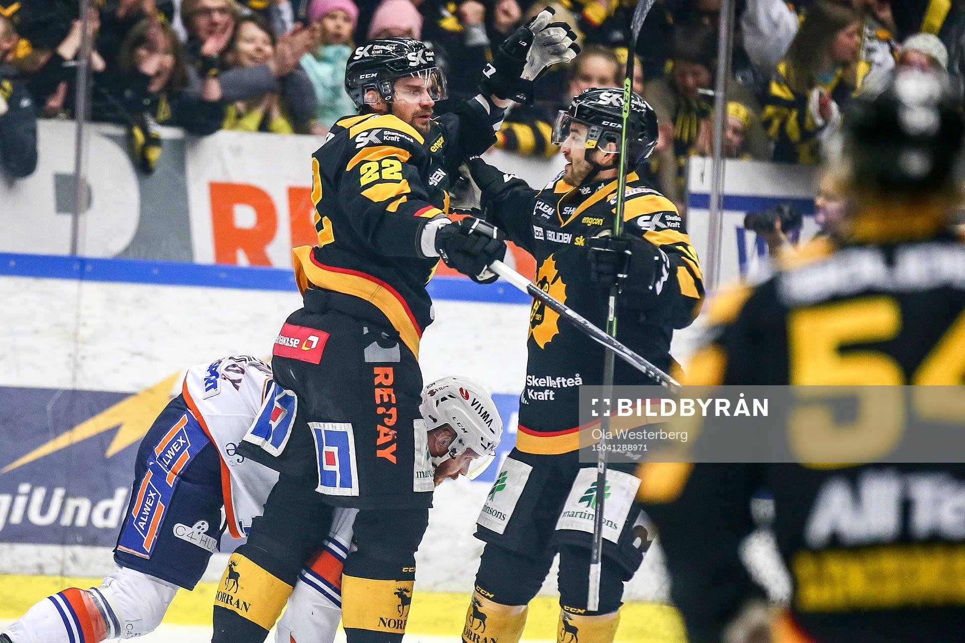Skellefteås Janne Pesonen och Andrew Calof  jublar