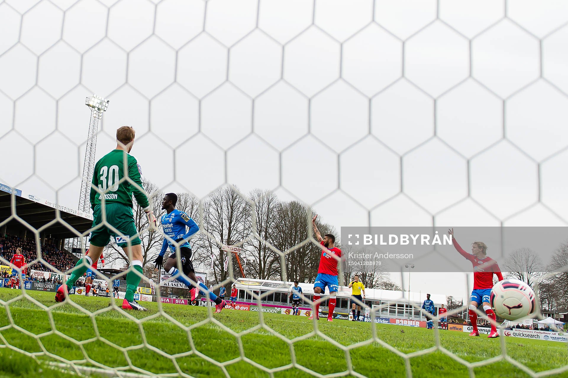 Halmstads Kwame Karikari rullar in bollen i mål men blir avblåst för offside under fotbollsmatchen i Allsvenskan mellan Halmstad och Helsingborg den 12 april 2015 i Halmstad.