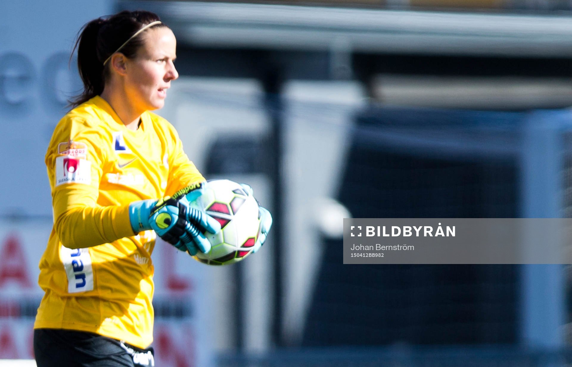 Örebros målvakt Carola Söberg under fotbollsmatchen i Damallsvenskan mellan KIF Örebro DFF och FC Rosengård den 12 april 2015 i Örebro.
